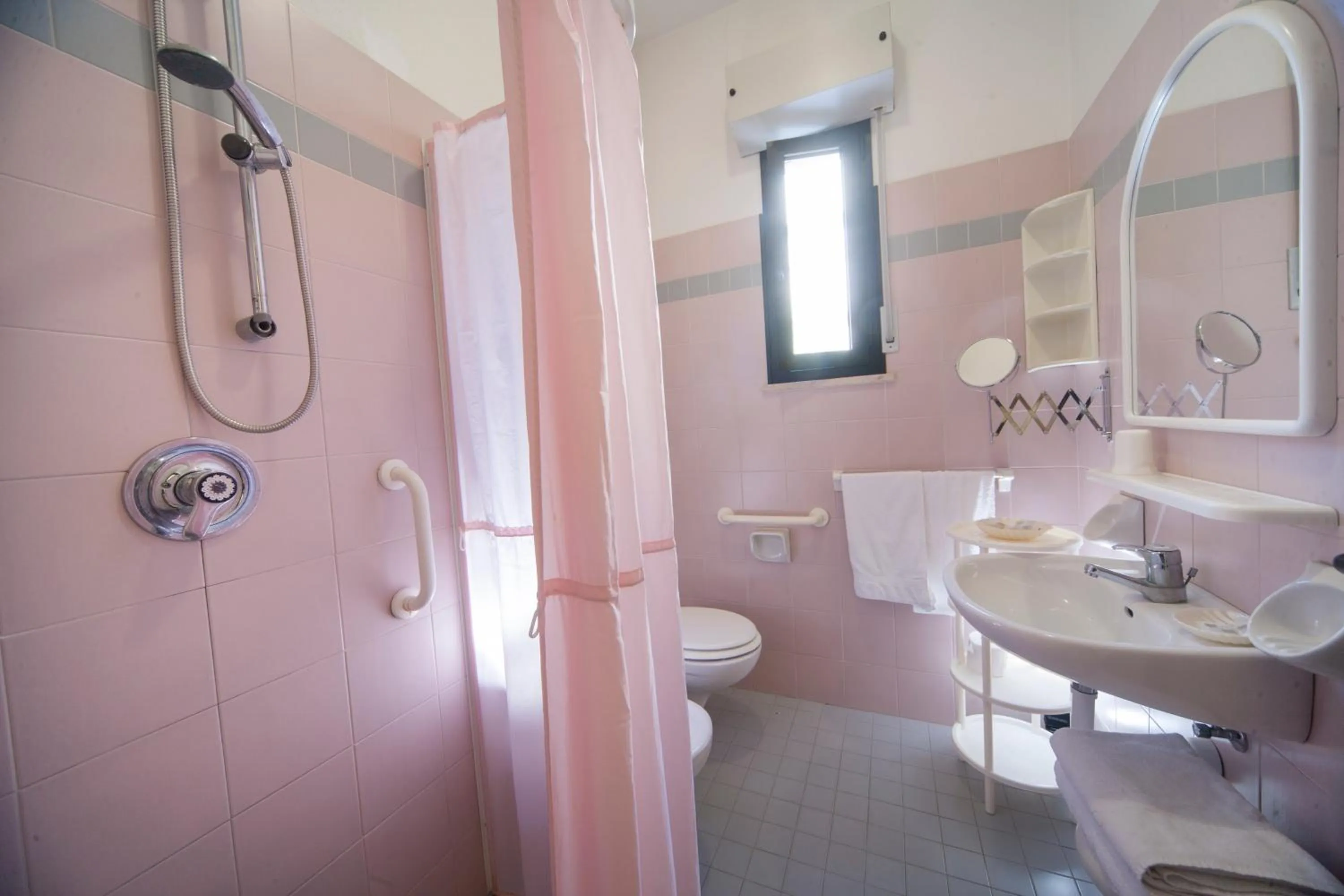 Shower in Hotel Betty Personal Style and Beach Village