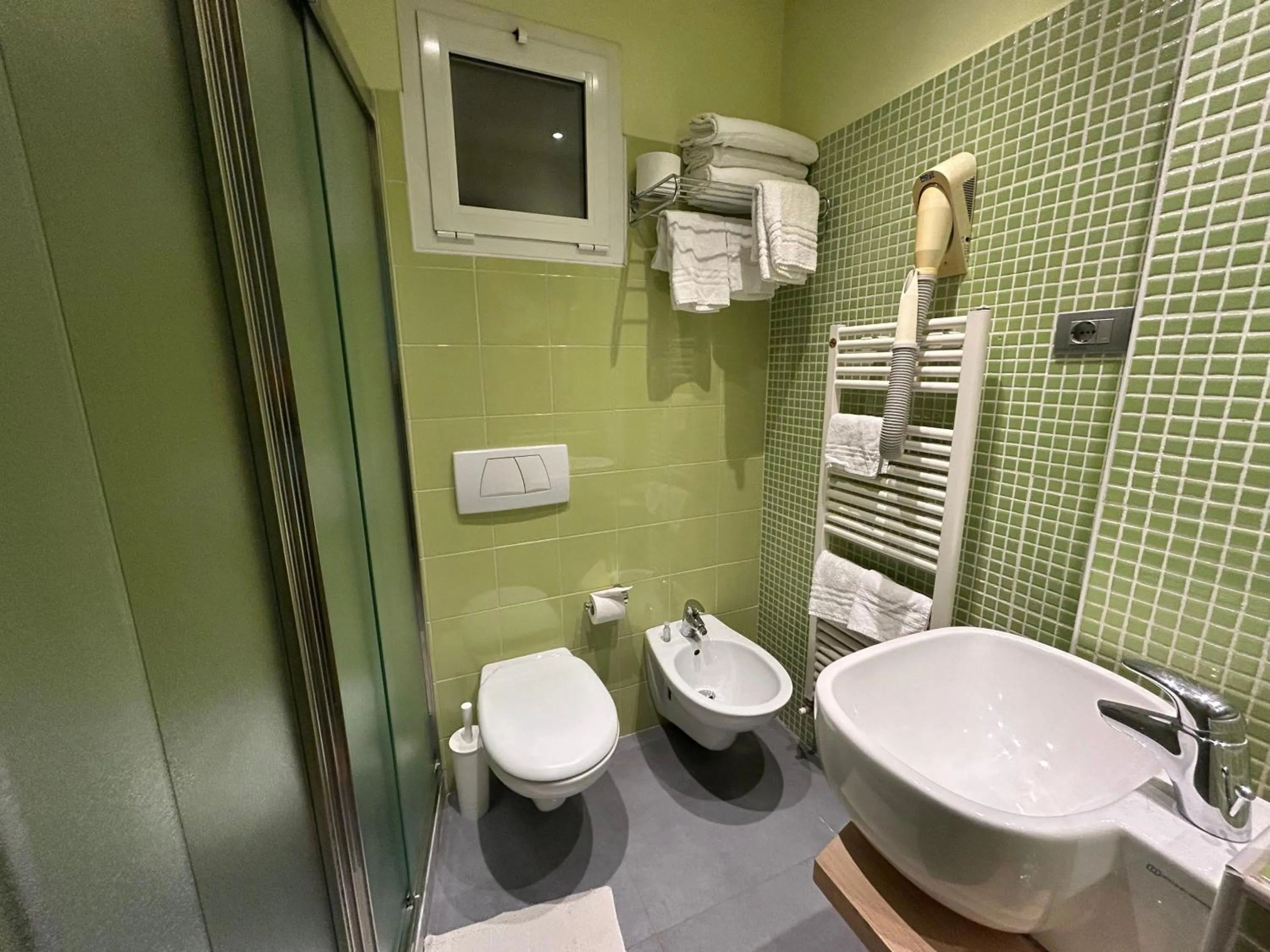 Shower in Hotel Perla - The storyhoteller