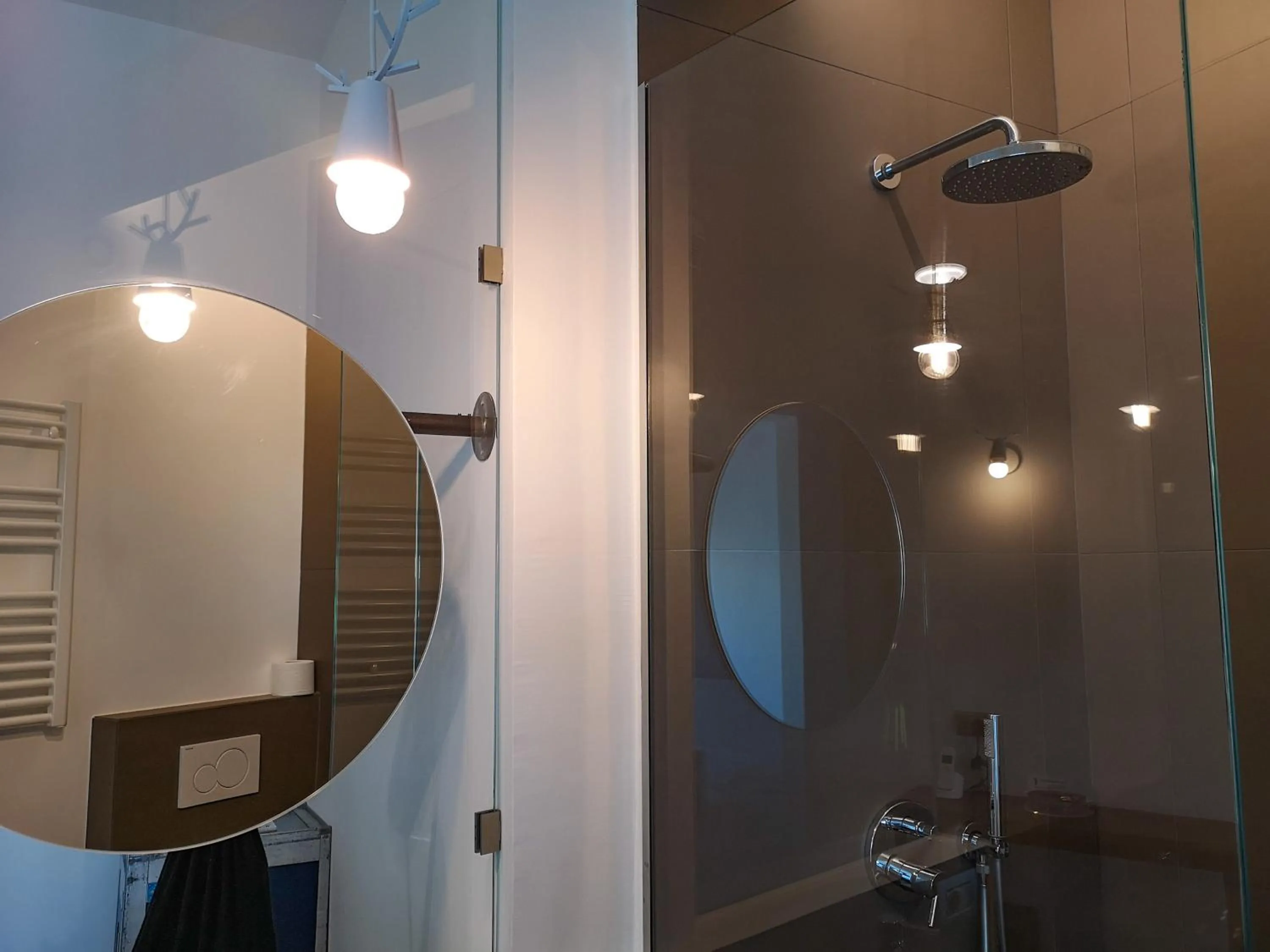 Shower in Hotel Perla - The storyhoteller