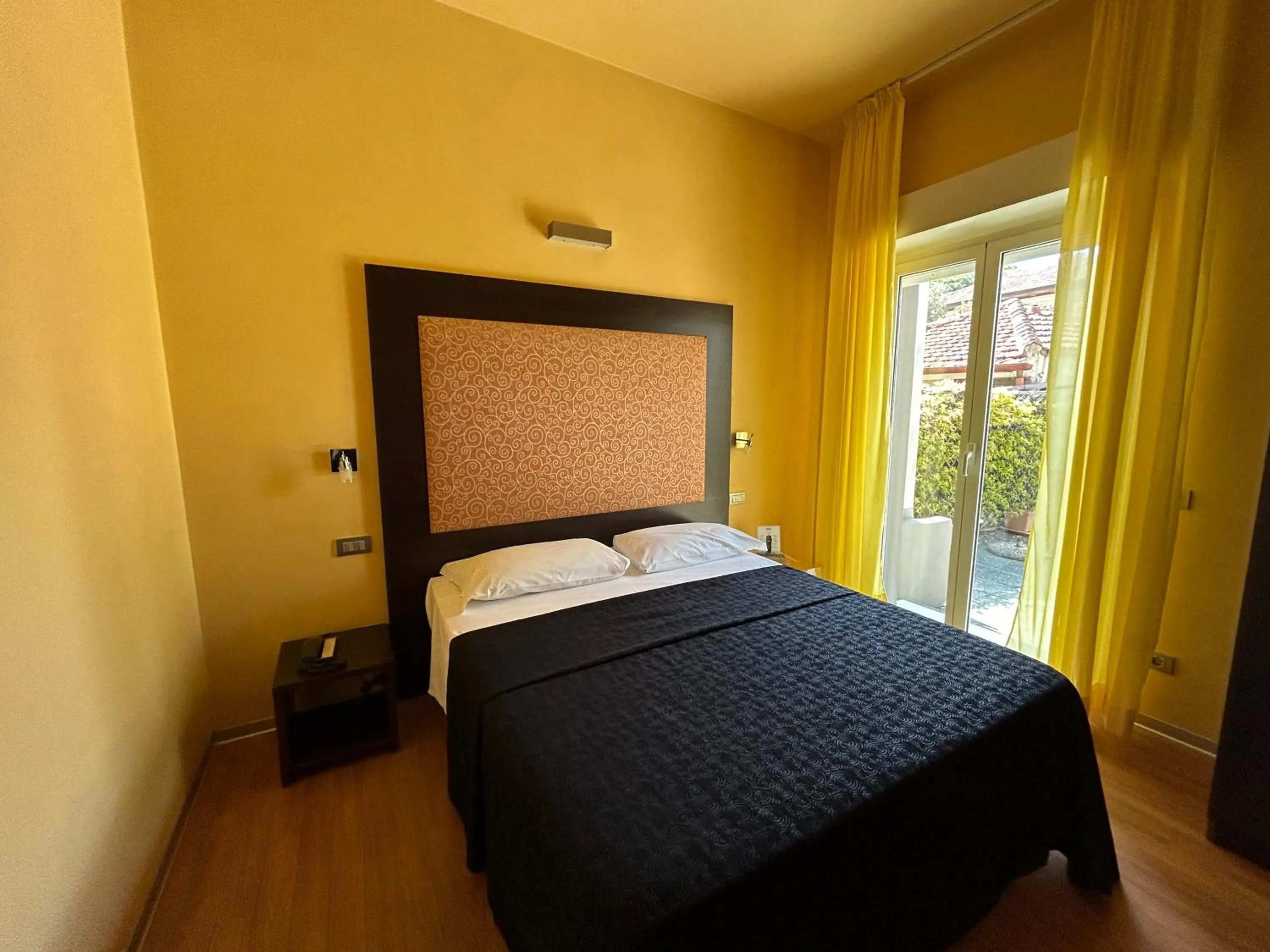 Balcony/Terrace, Bed in Hotel Perla - The storyhoteller