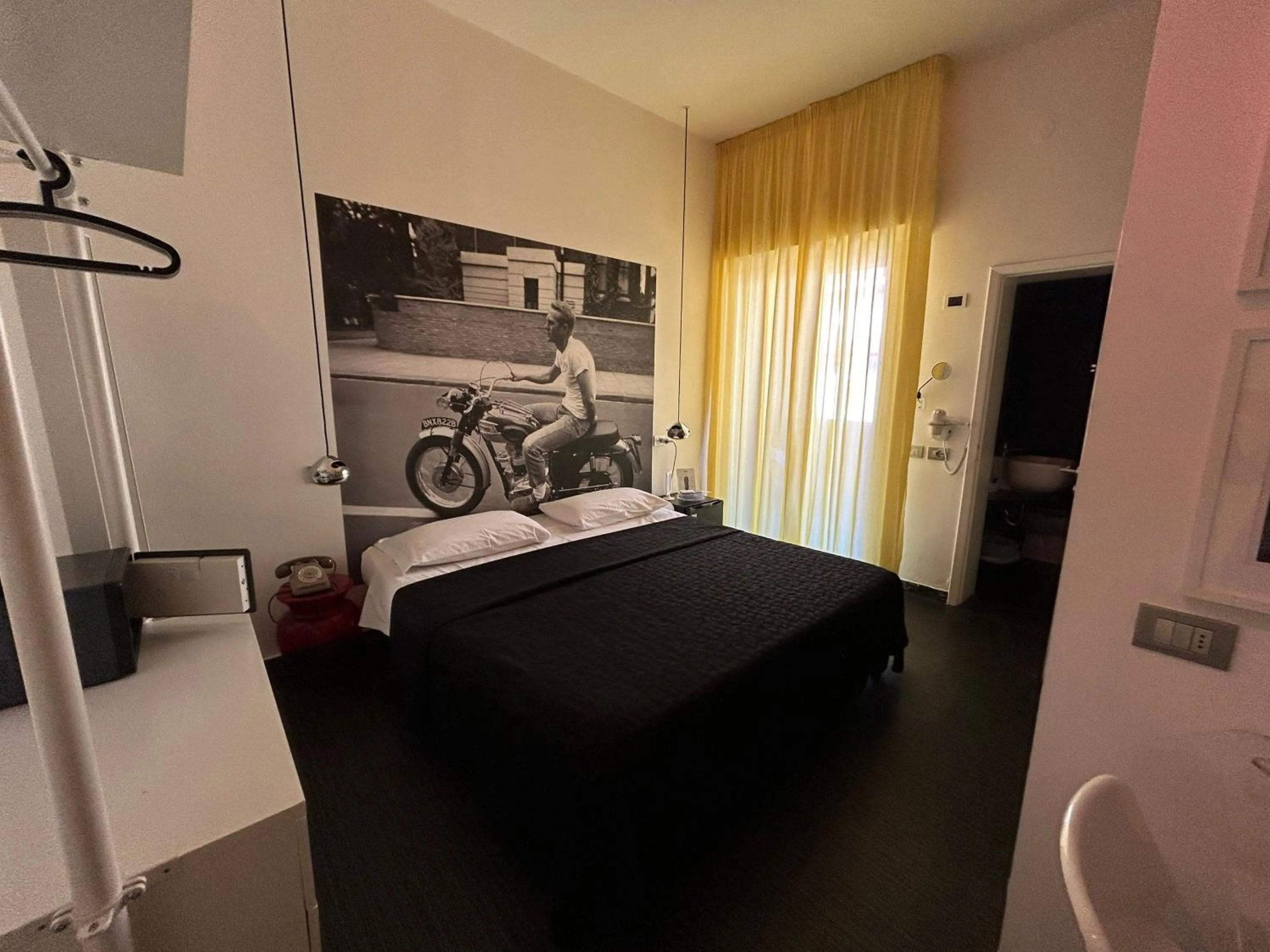 Photo of the whole room, Bed in Hotel Perla - The storyhoteller