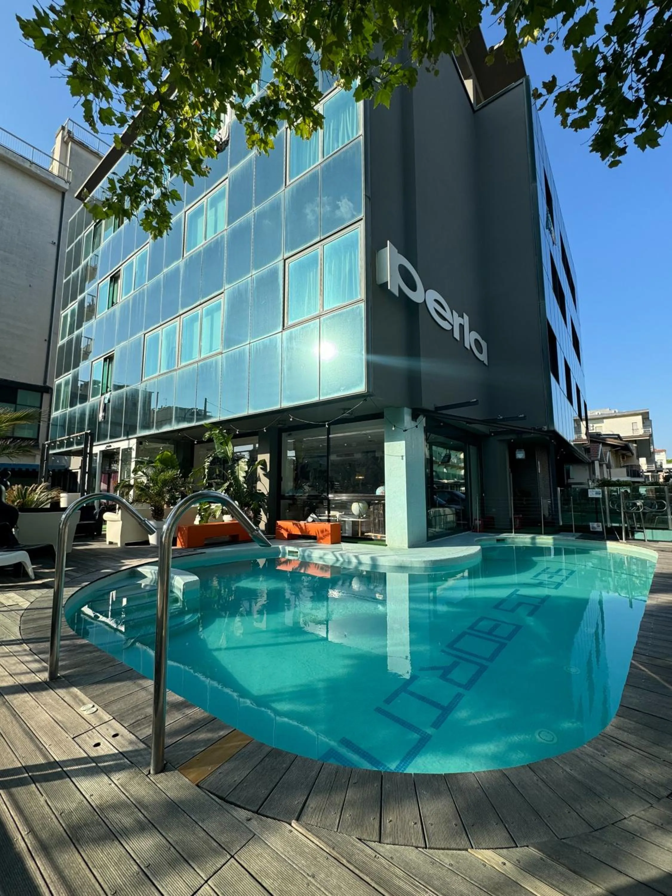 Pool view in Hotel Perla - The storyhoteller