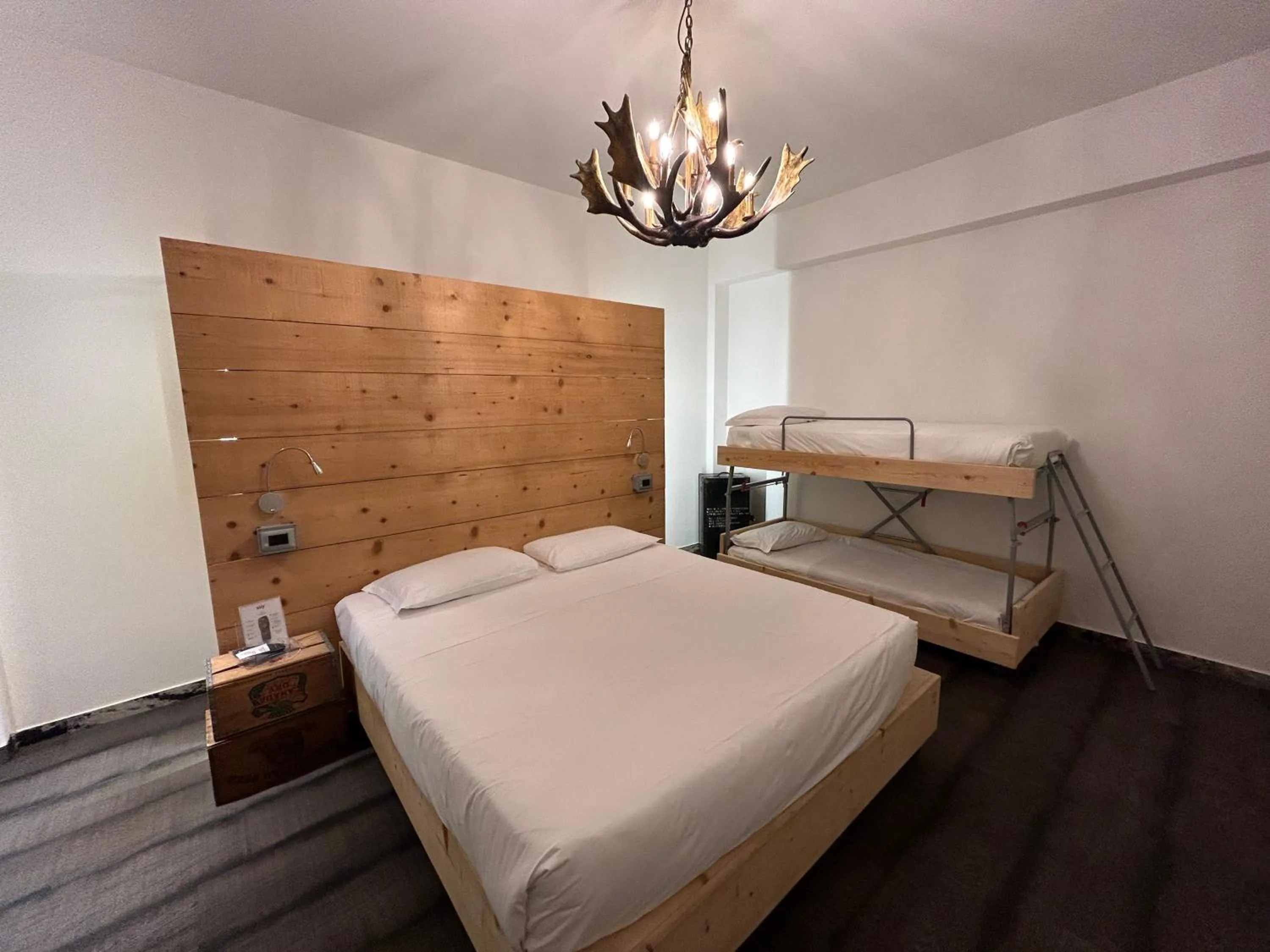 Photo of the whole room, Bed in Hotel Perla - The storyhoteller