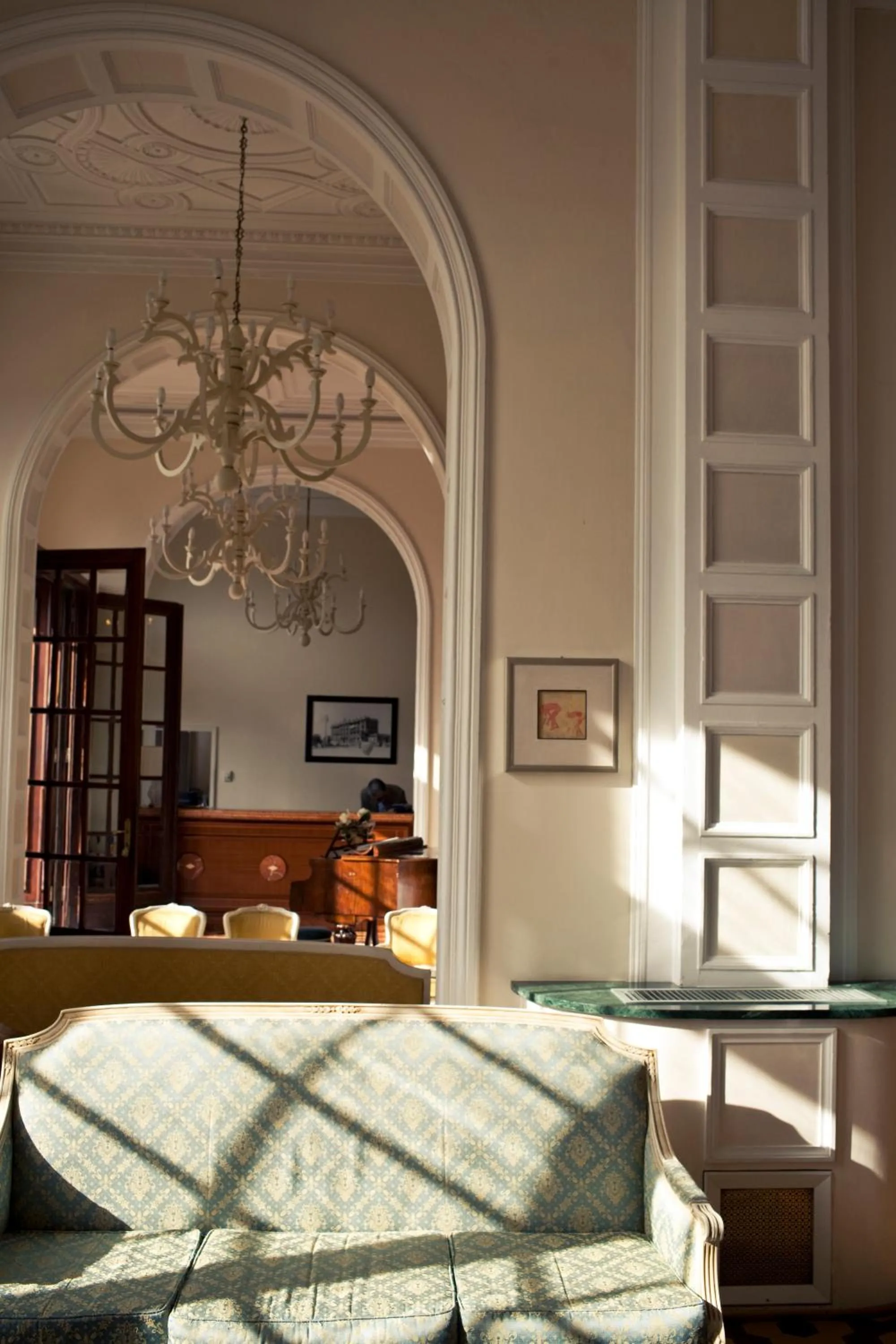 Communal lounge/ TV room in Grand Hotel Cesenatico