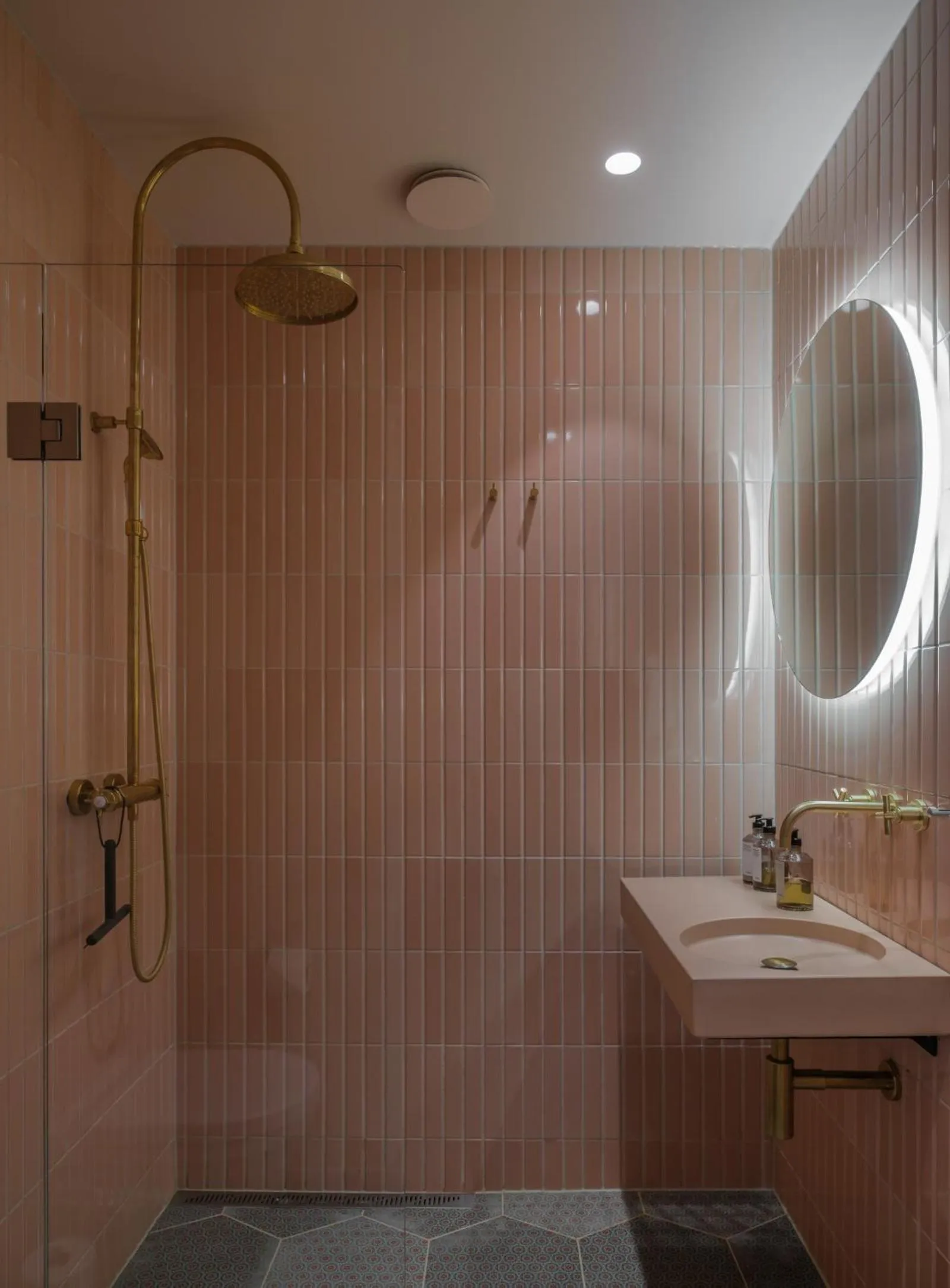 Shower in Hotel 1904