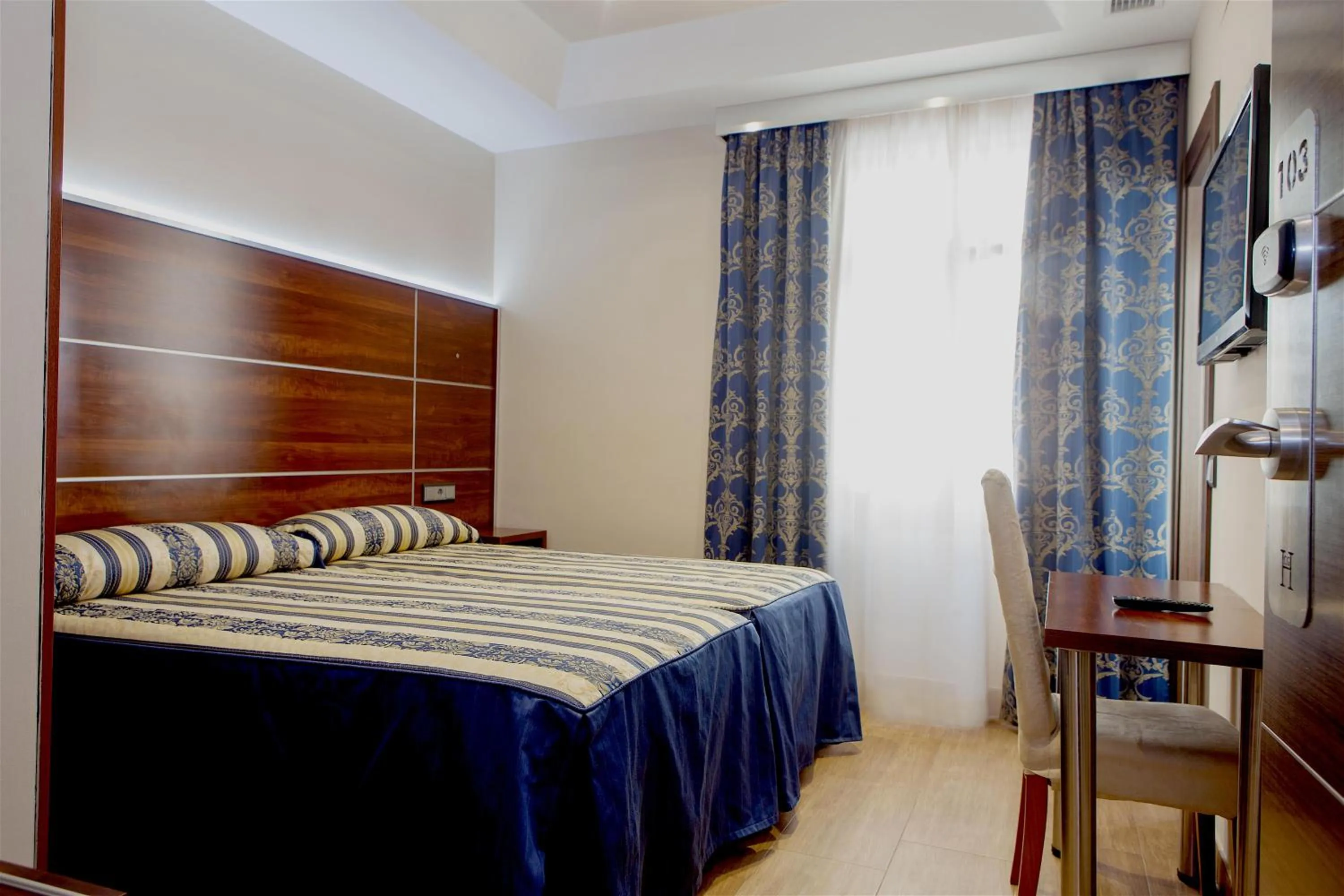 Photo of the whole room, Bed in Castilla Guerrero