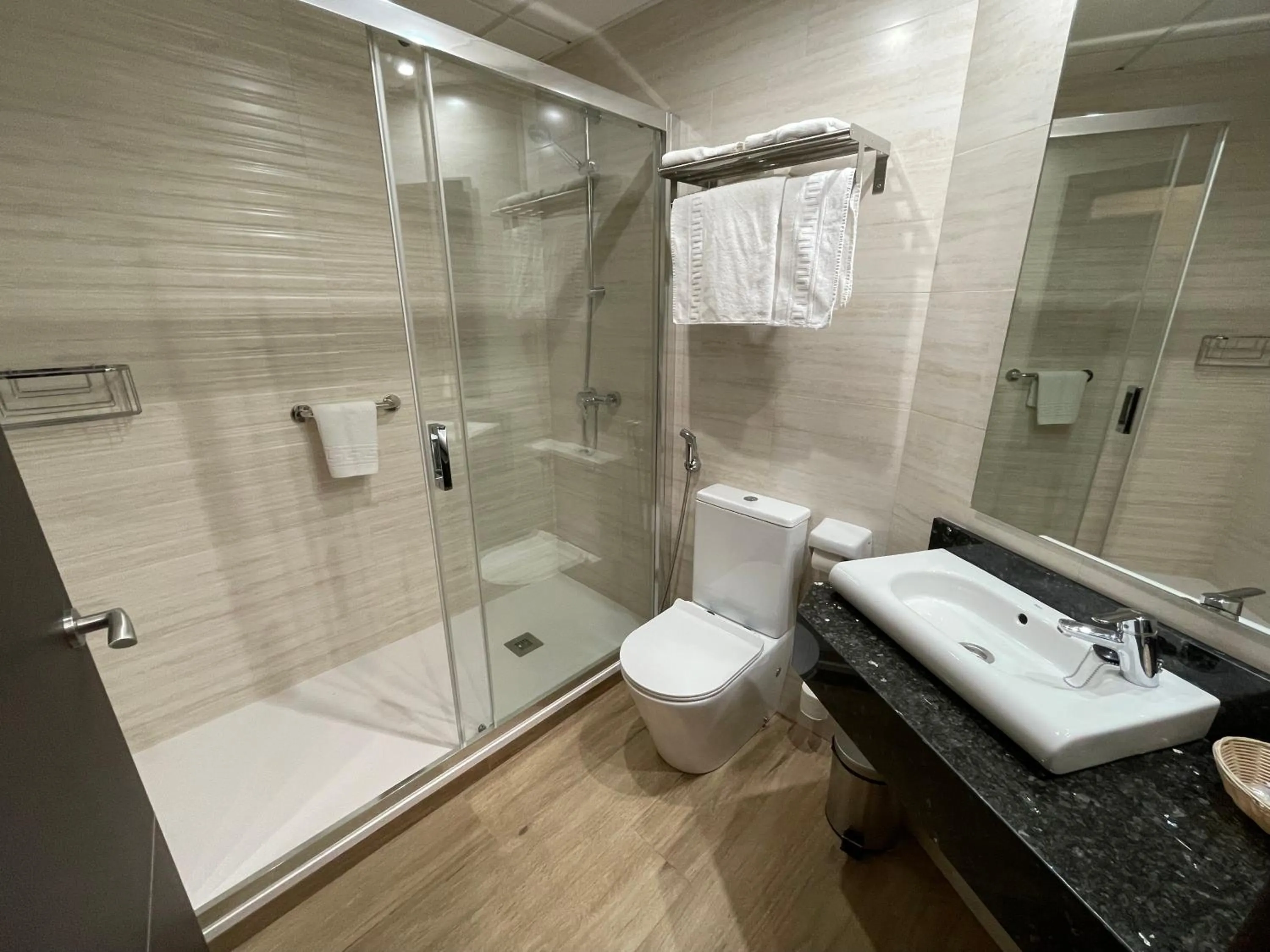 Shower in Castilla Guerrero