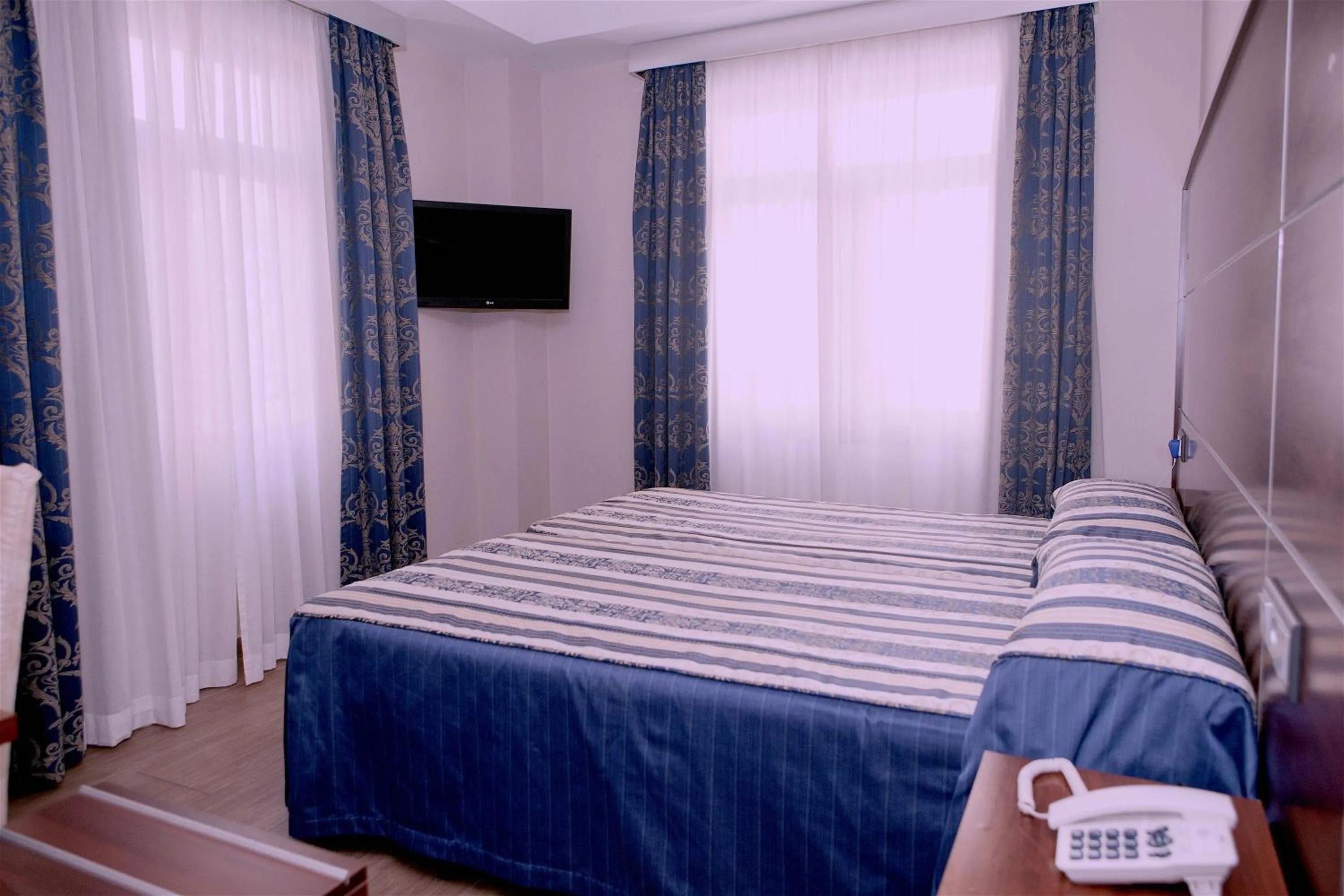 Bathroom, Bed in Castilla Guerrero