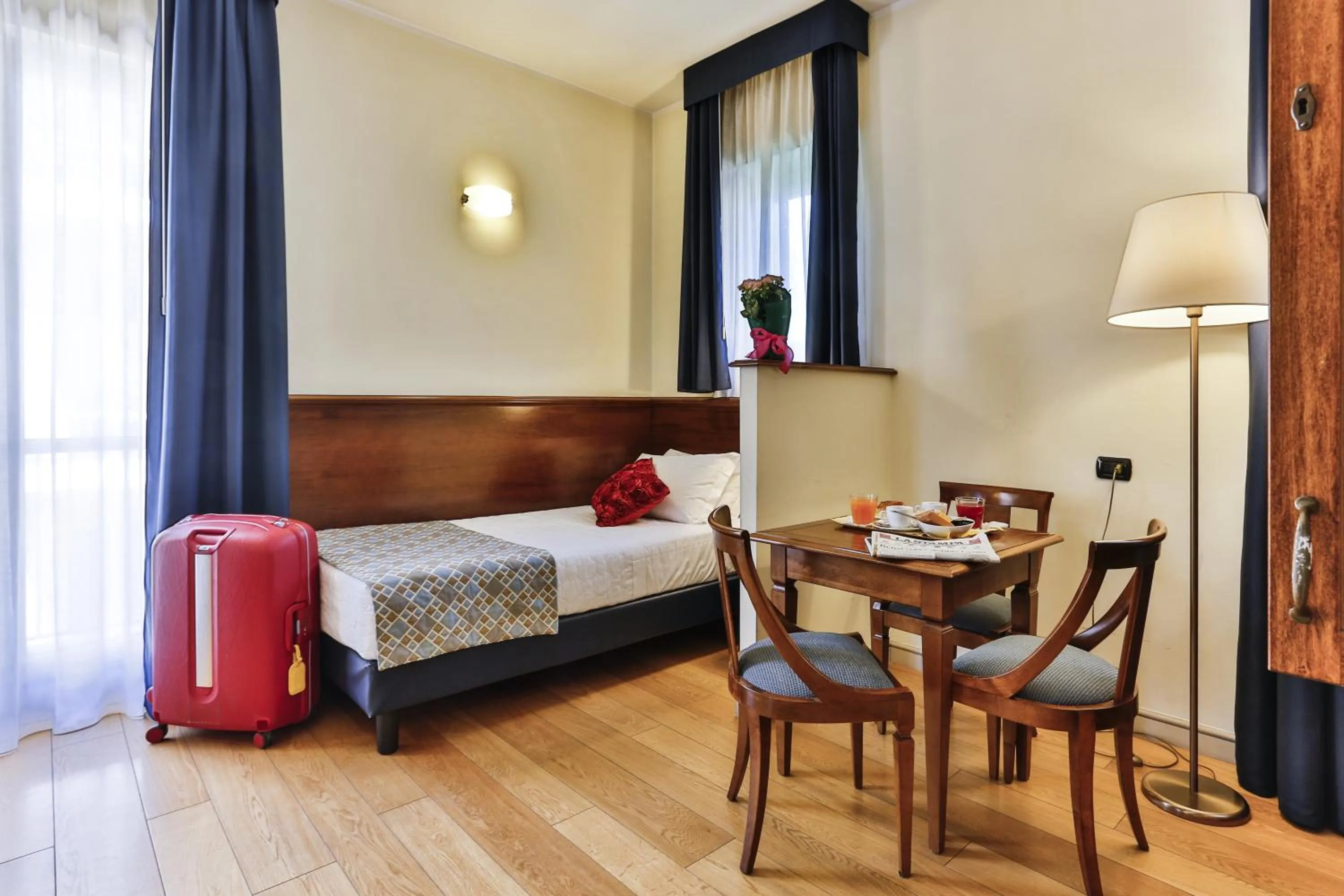 Kitchen or kitchenette, Bed in Hotel & Residence Torino Centro - Stazione Porta Susa