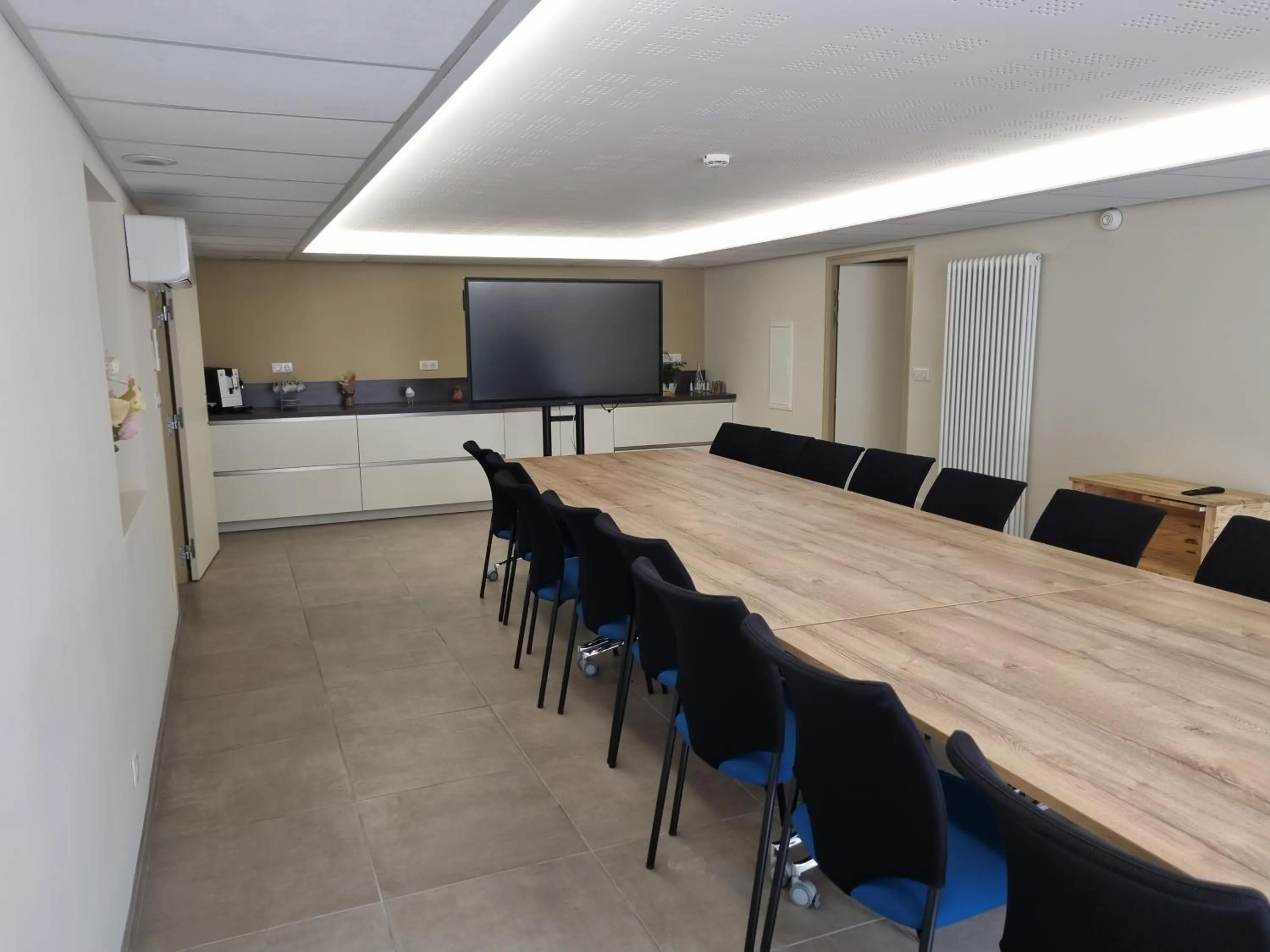 Meeting/conference room in Logis hôtel restaurant les Carillons