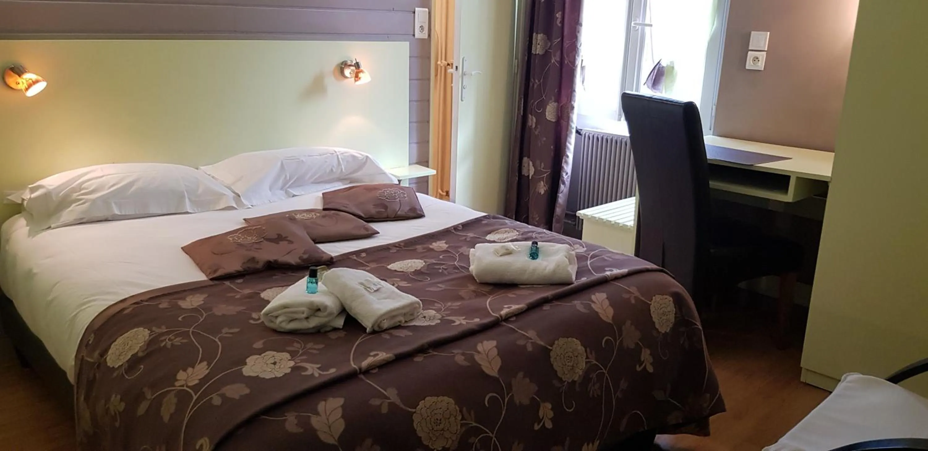 Bed in Logis hôtel restaurant les Carillons