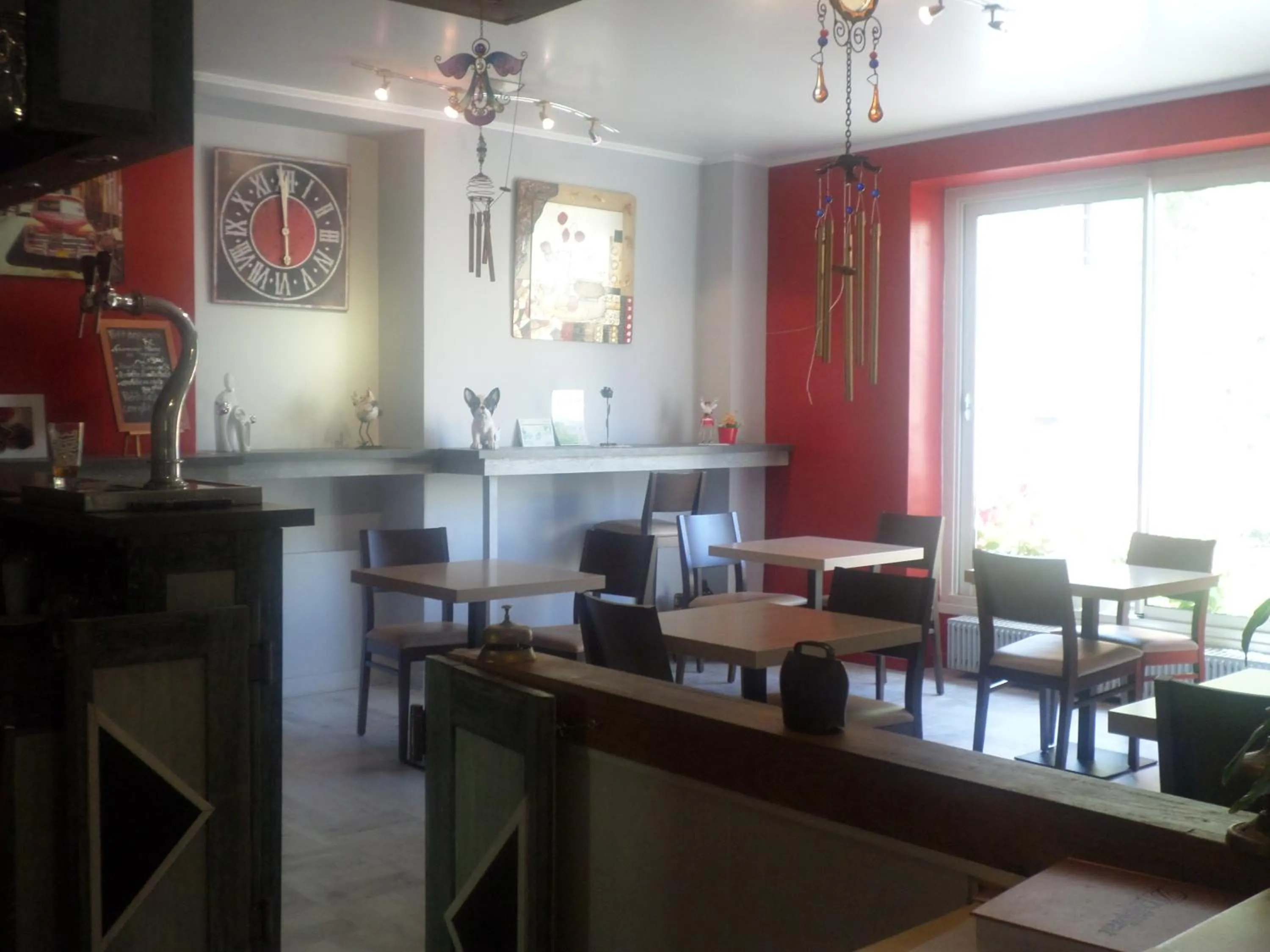 Lounge or bar in Logis hôtel restaurant les Carillons