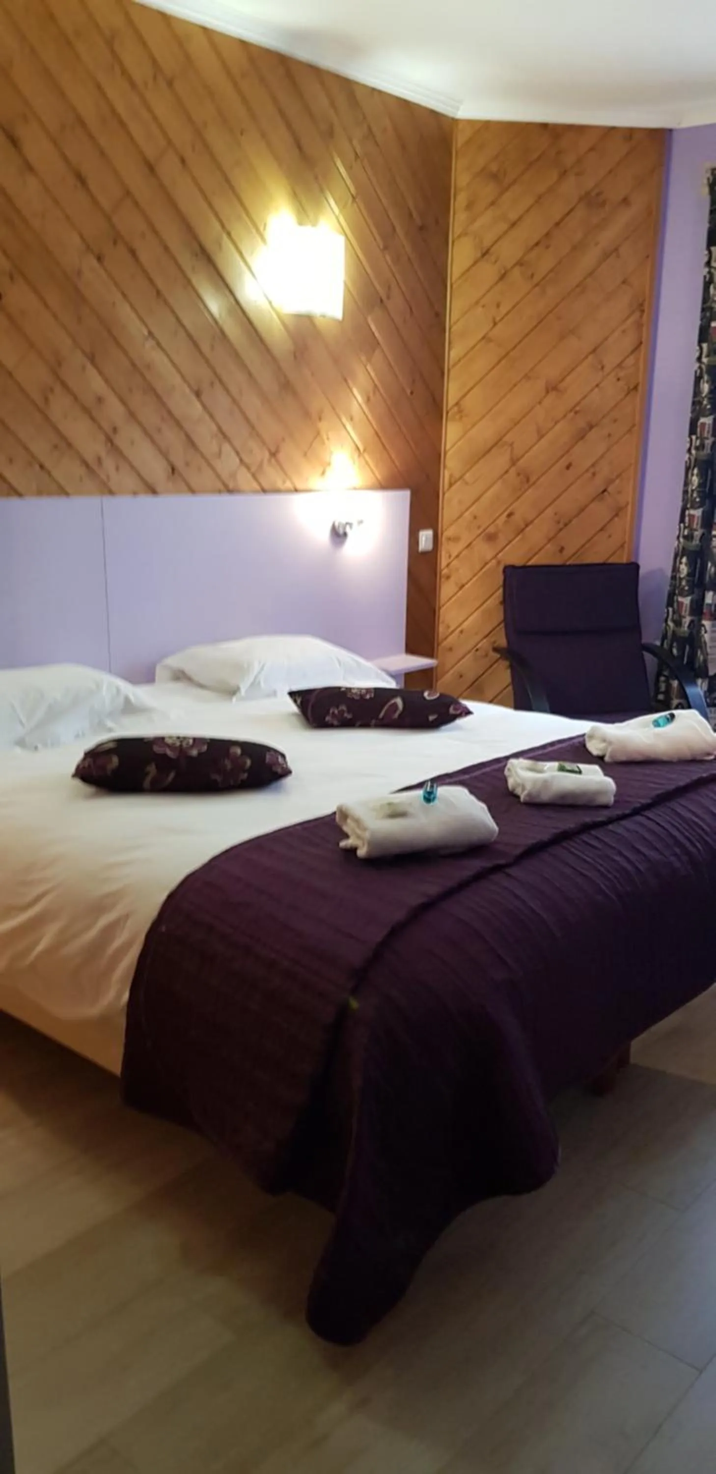 Bed in Logis hôtel restaurant les Carillons