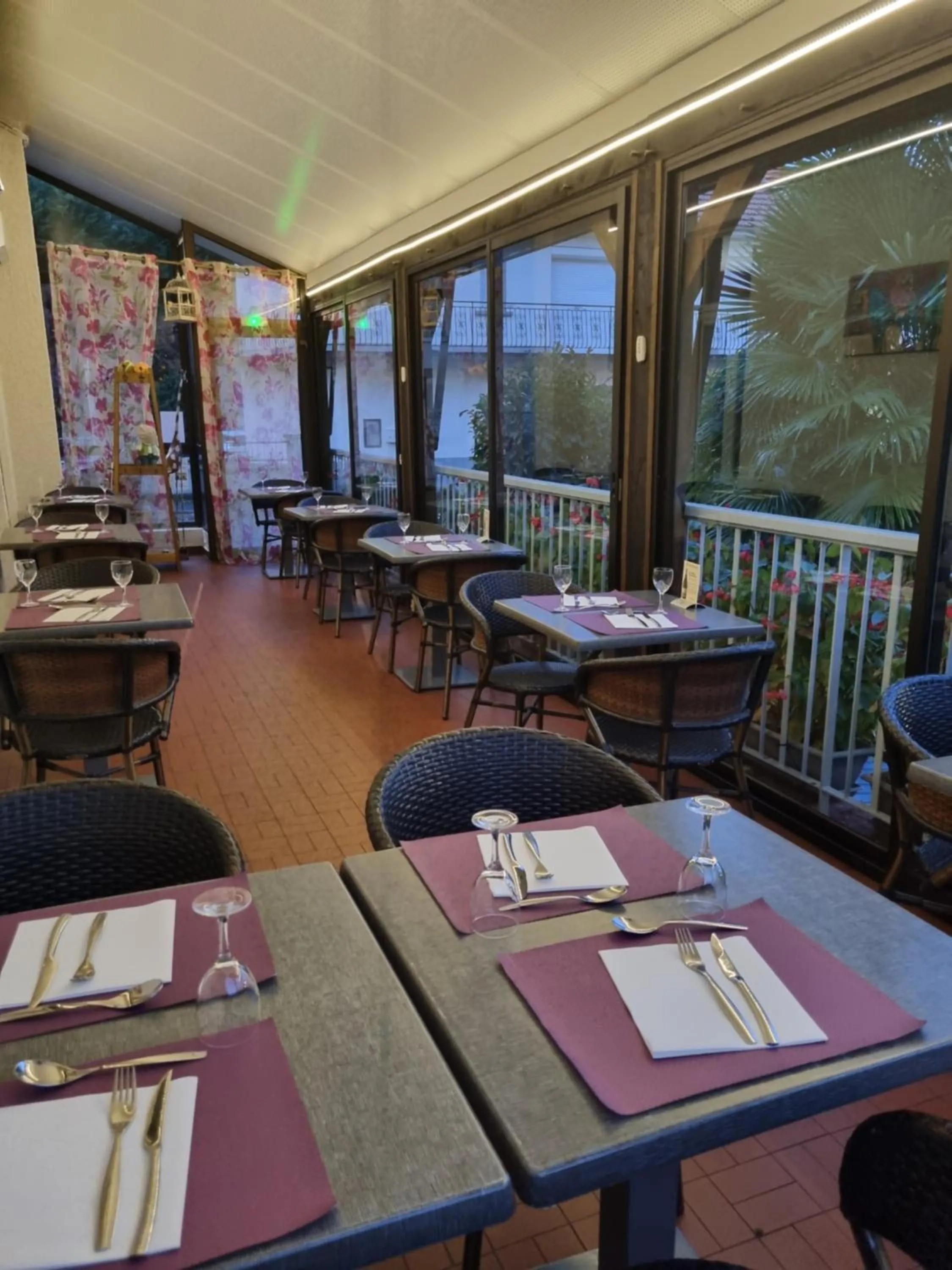 Restaurant/places to eat in Logis hôtel restaurant les Carillons