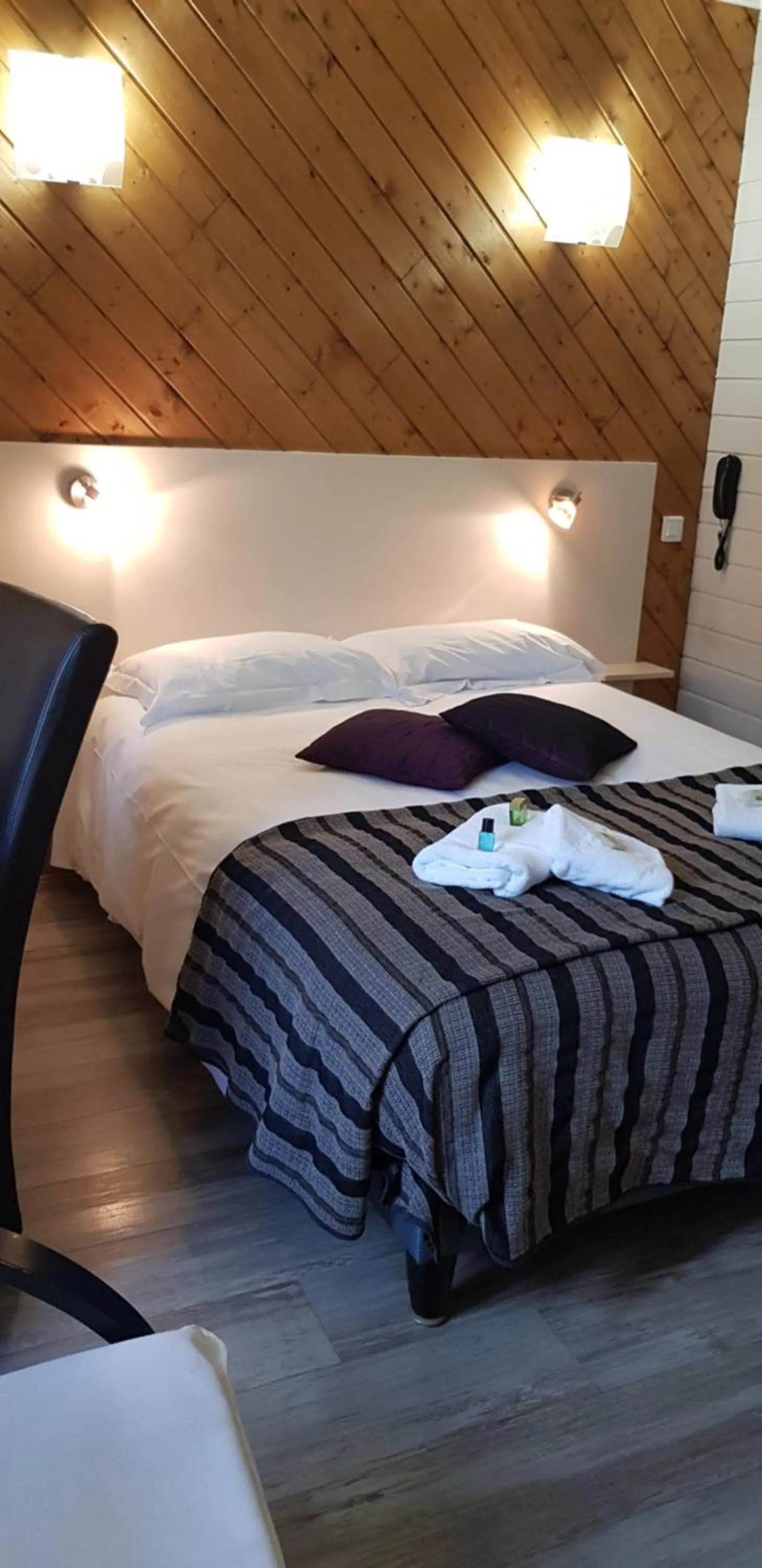 Bed in Logis hôtel restaurant les Carillons