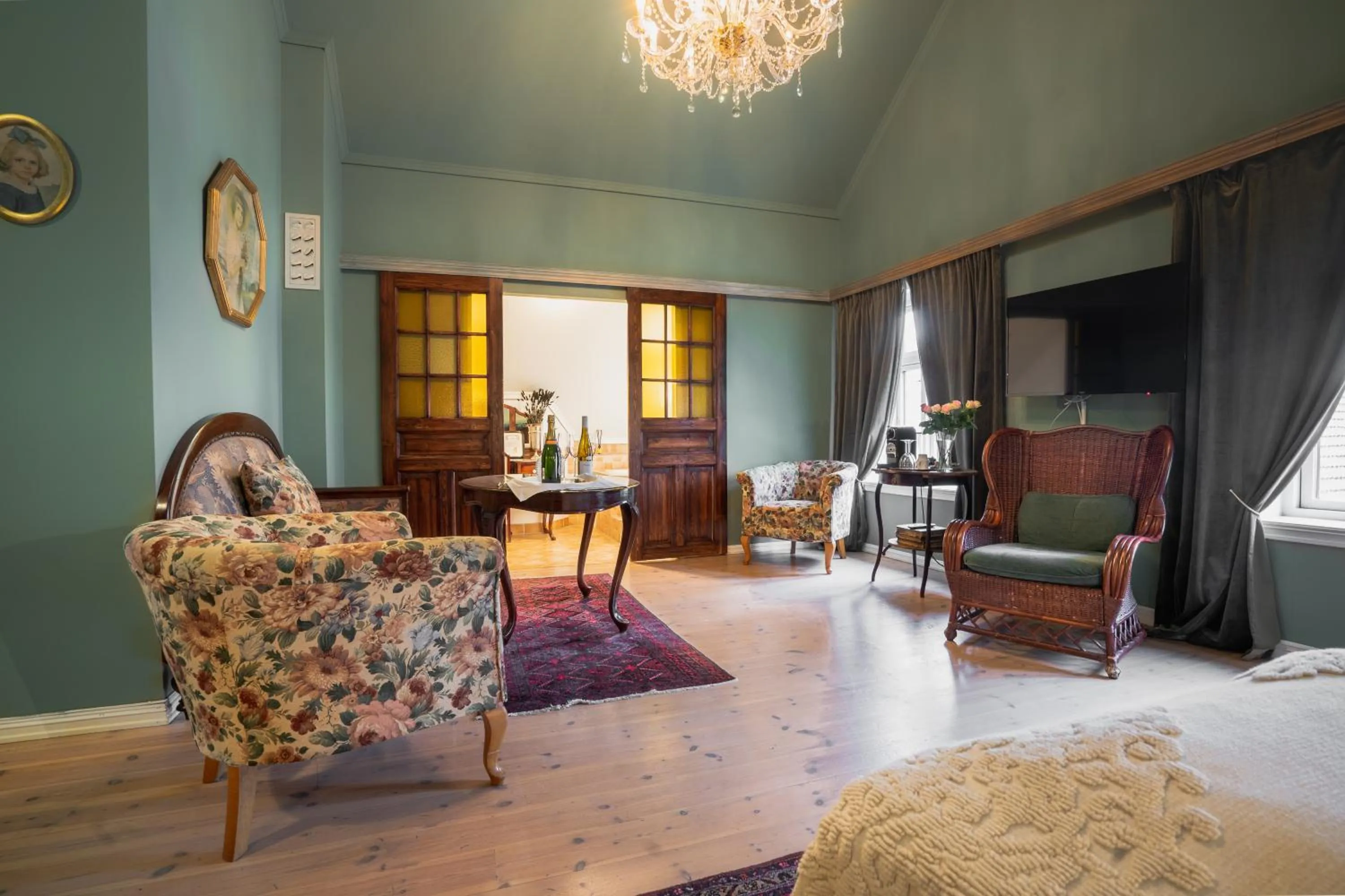 Photo of the whole room in GamlaVærket Gjæstgiveri og Tracteringssted