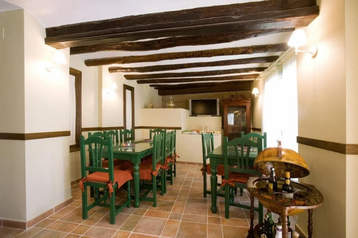 Communal lounge/ TV room in Hotel Rural El Pilaret