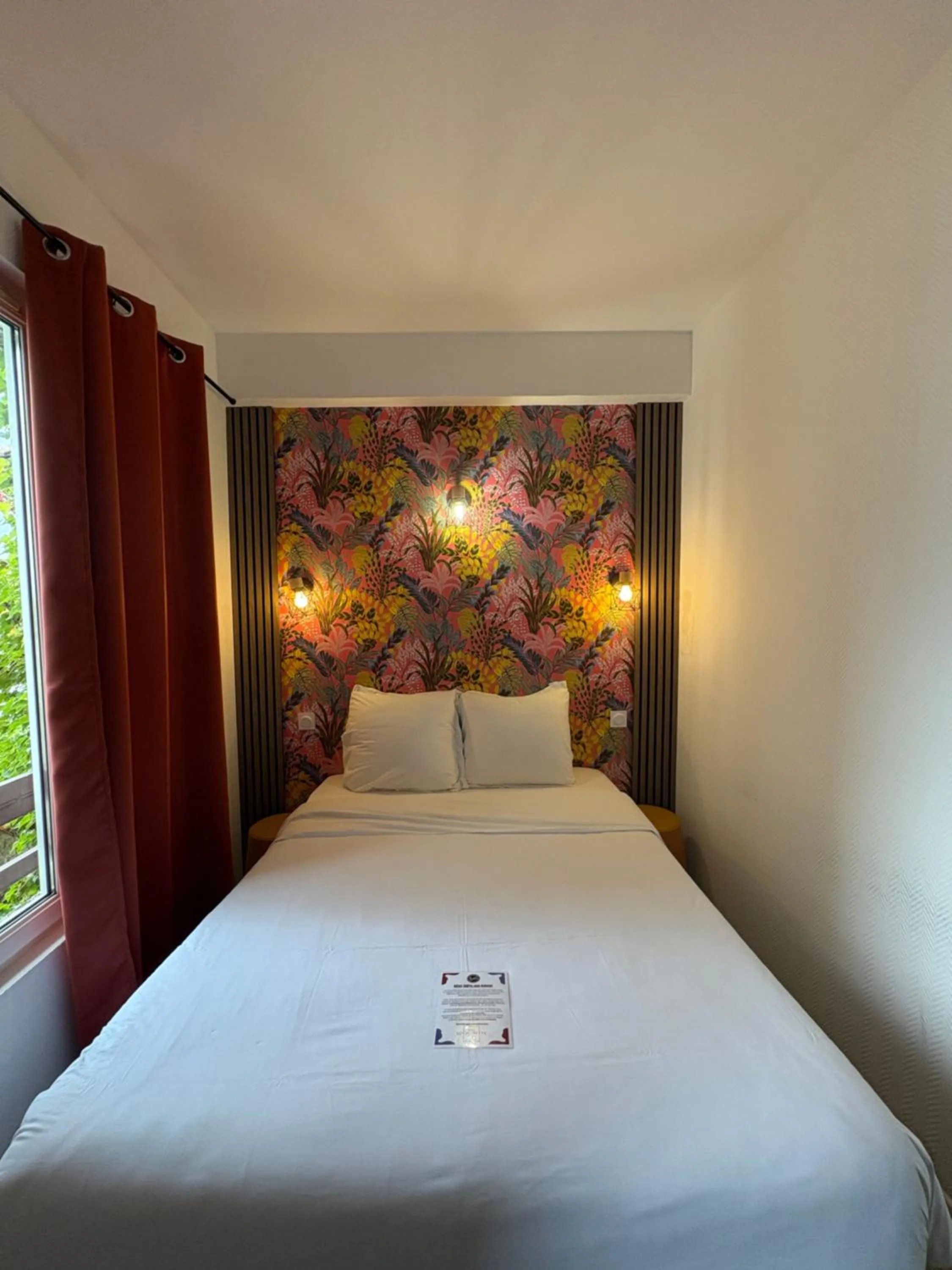 Bed in Hôtel & Spa Le Gambetta, Bergerac, Centre ville