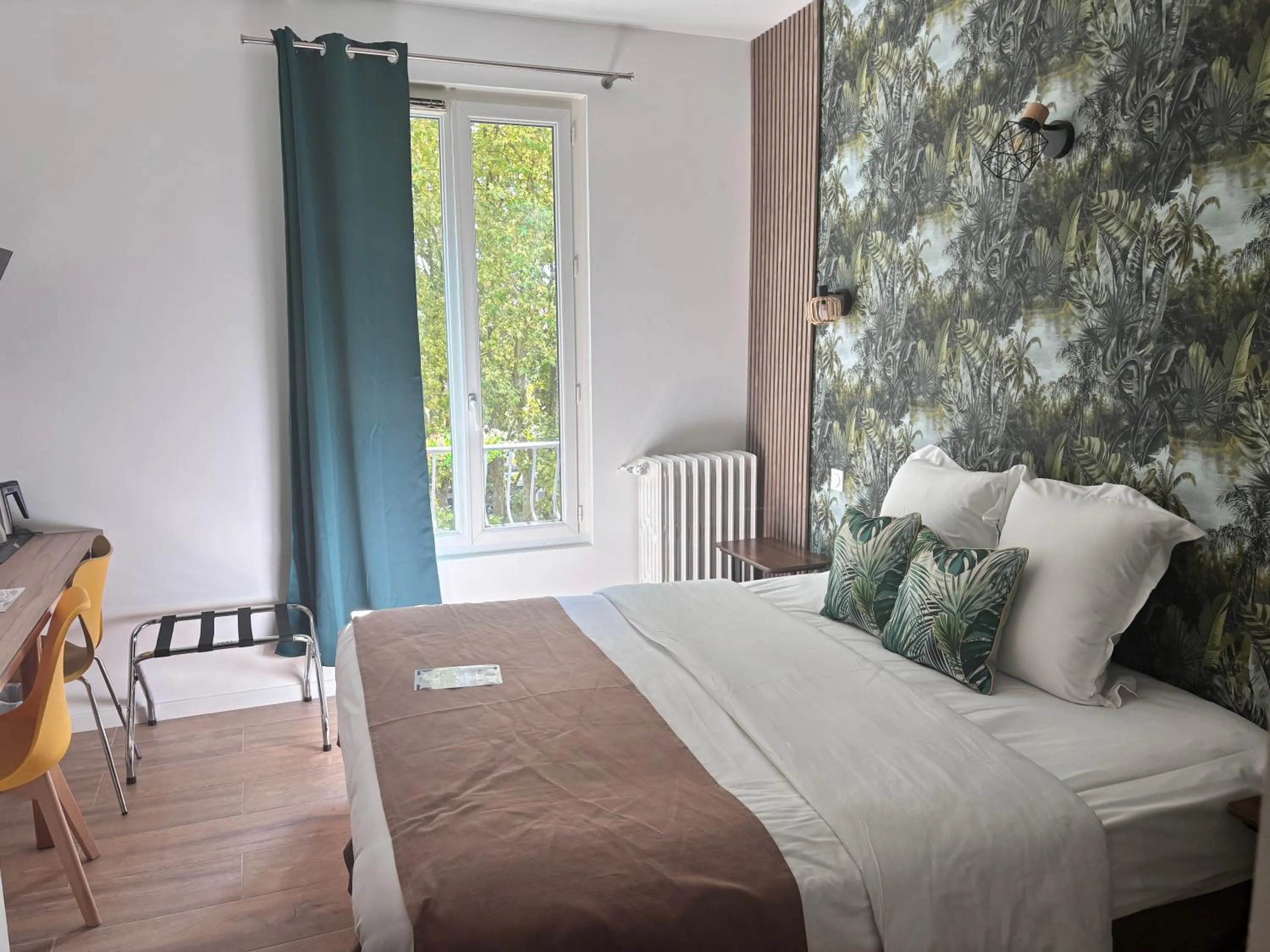 Bed in Hôtel & Spa Le Gambetta, Bergerac, Centre ville