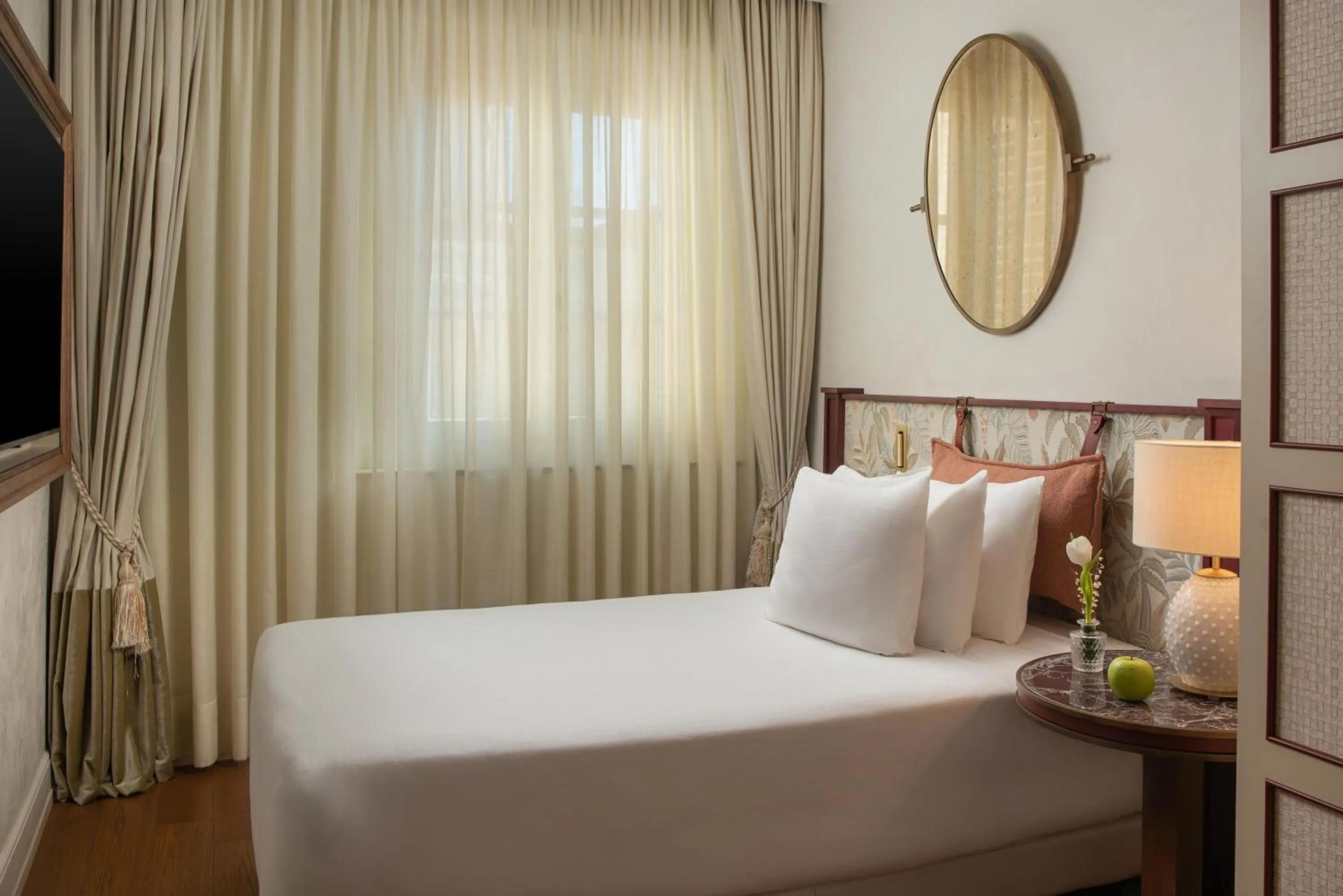 Bathroom, Bed in NH Collection Firenze Porta Rossa