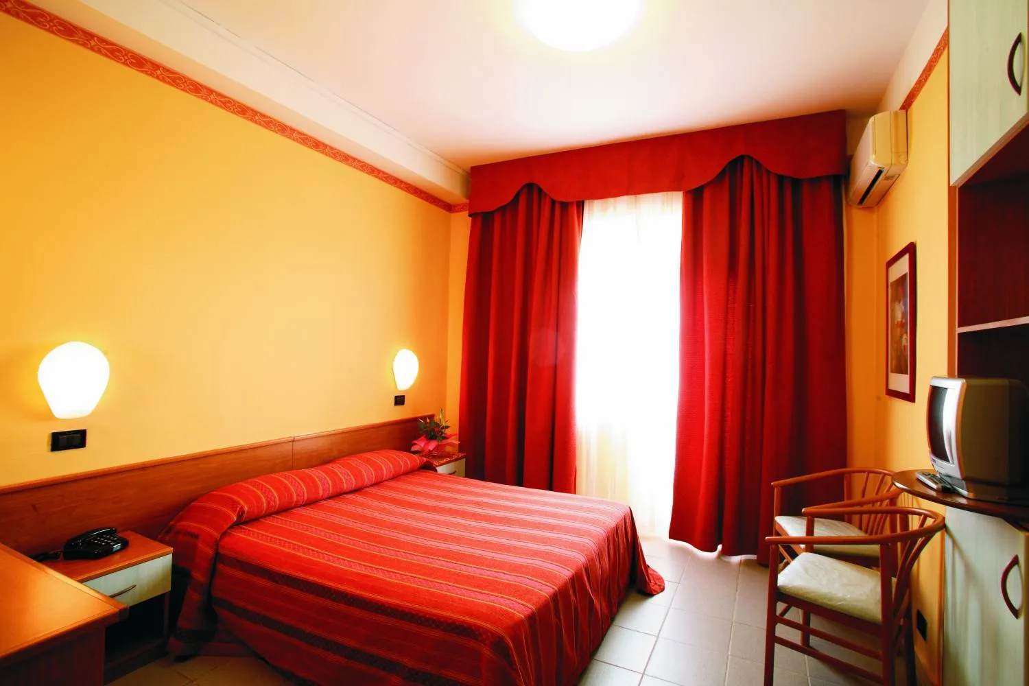 Photo of the whole room, Bed in Eurotel