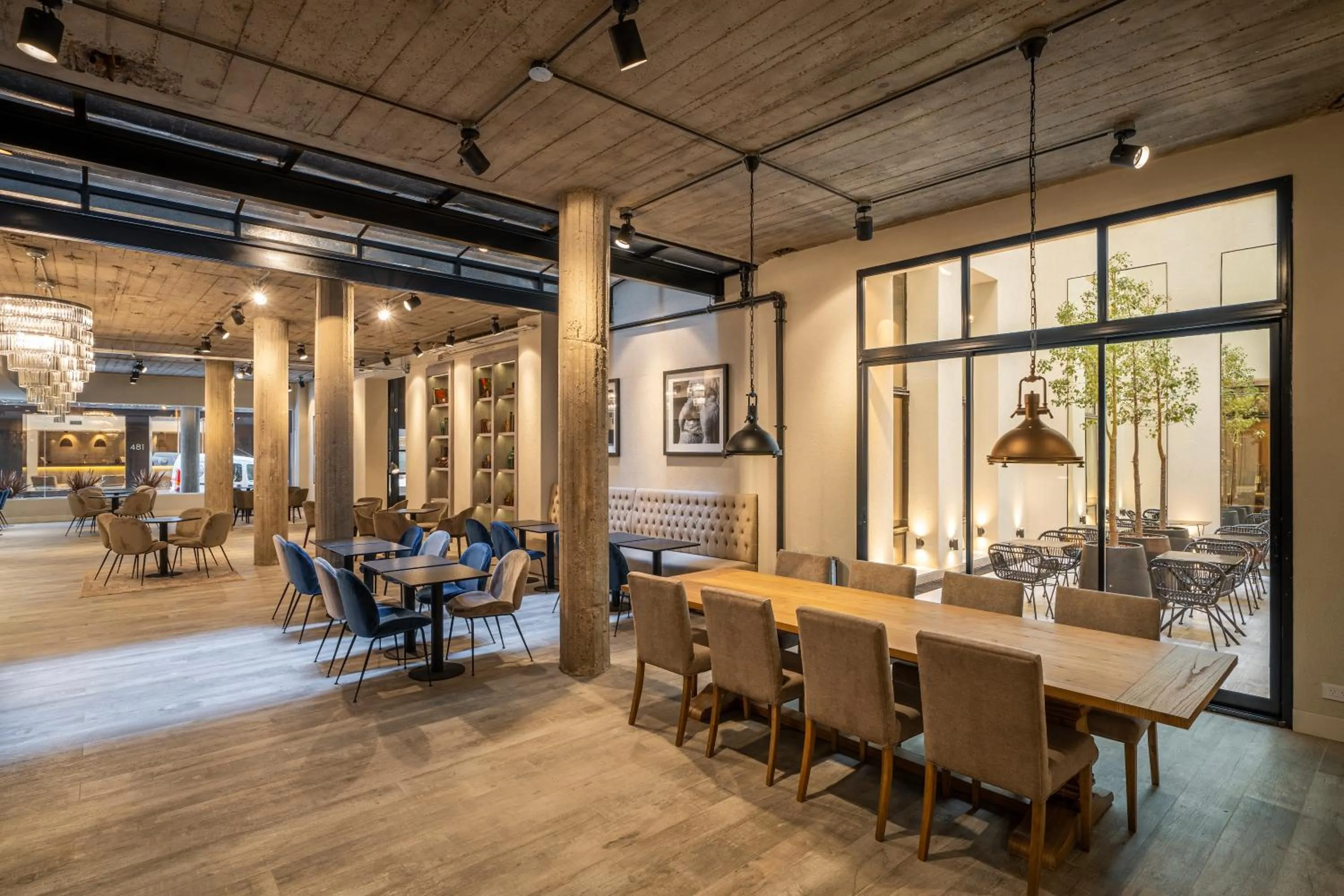 Restaurant/places to eat in Efe Hotel & Cowork