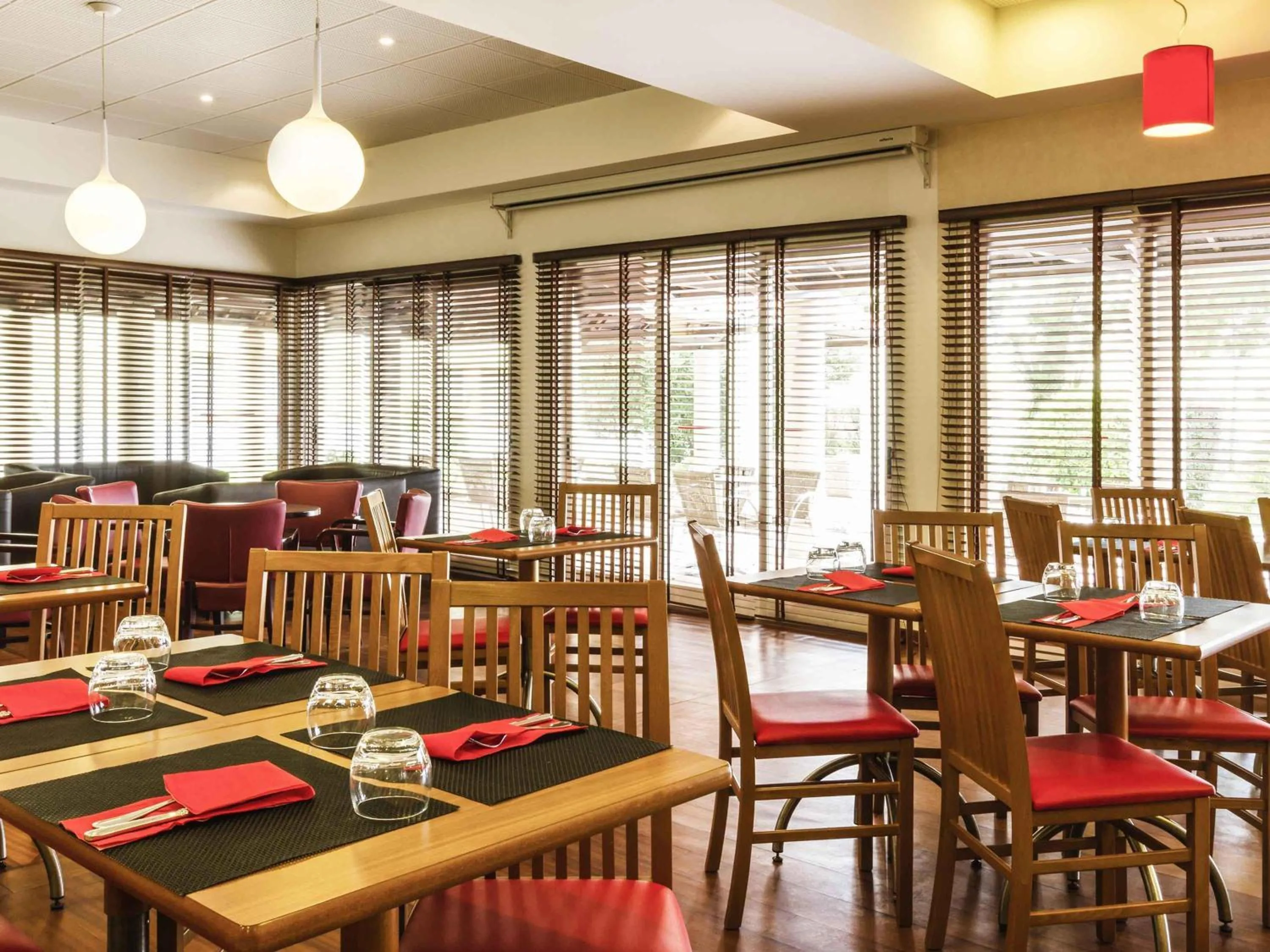 Restaurant/places to eat in Hotel ibis Setubal