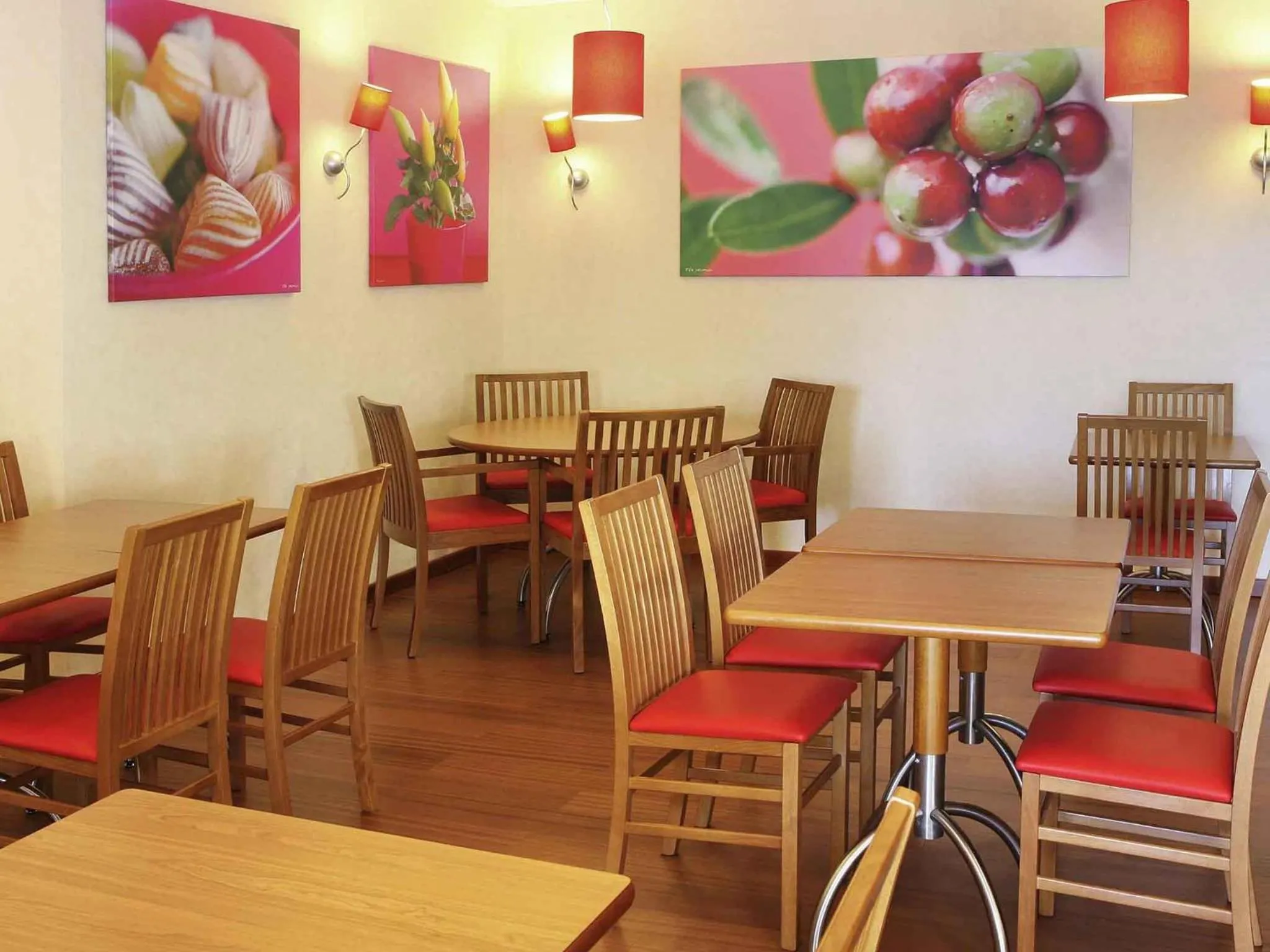Restaurant/places to eat in Hotel ibis Setubal