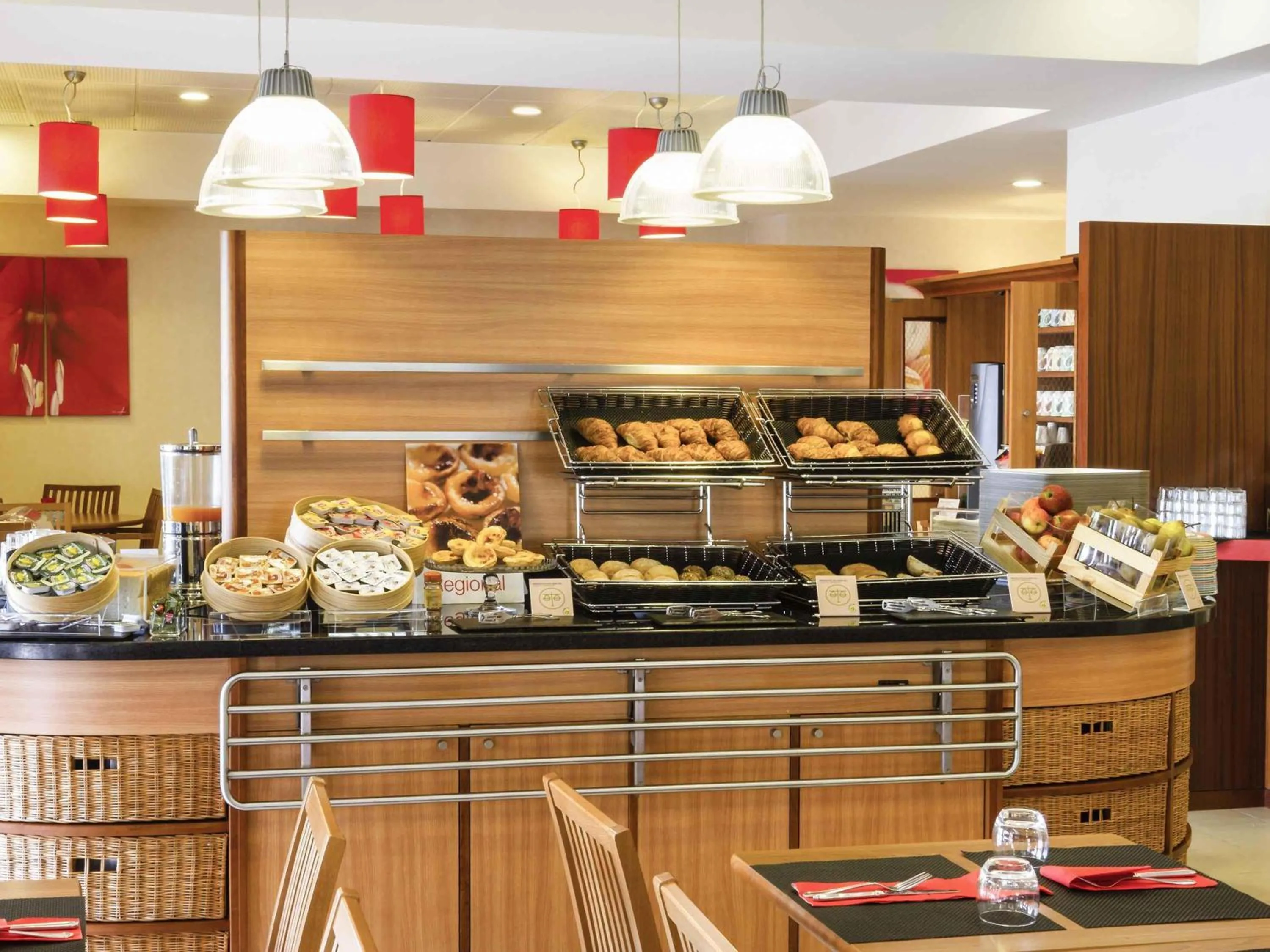 Restaurant/places to eat in Hotel ibis Setubal