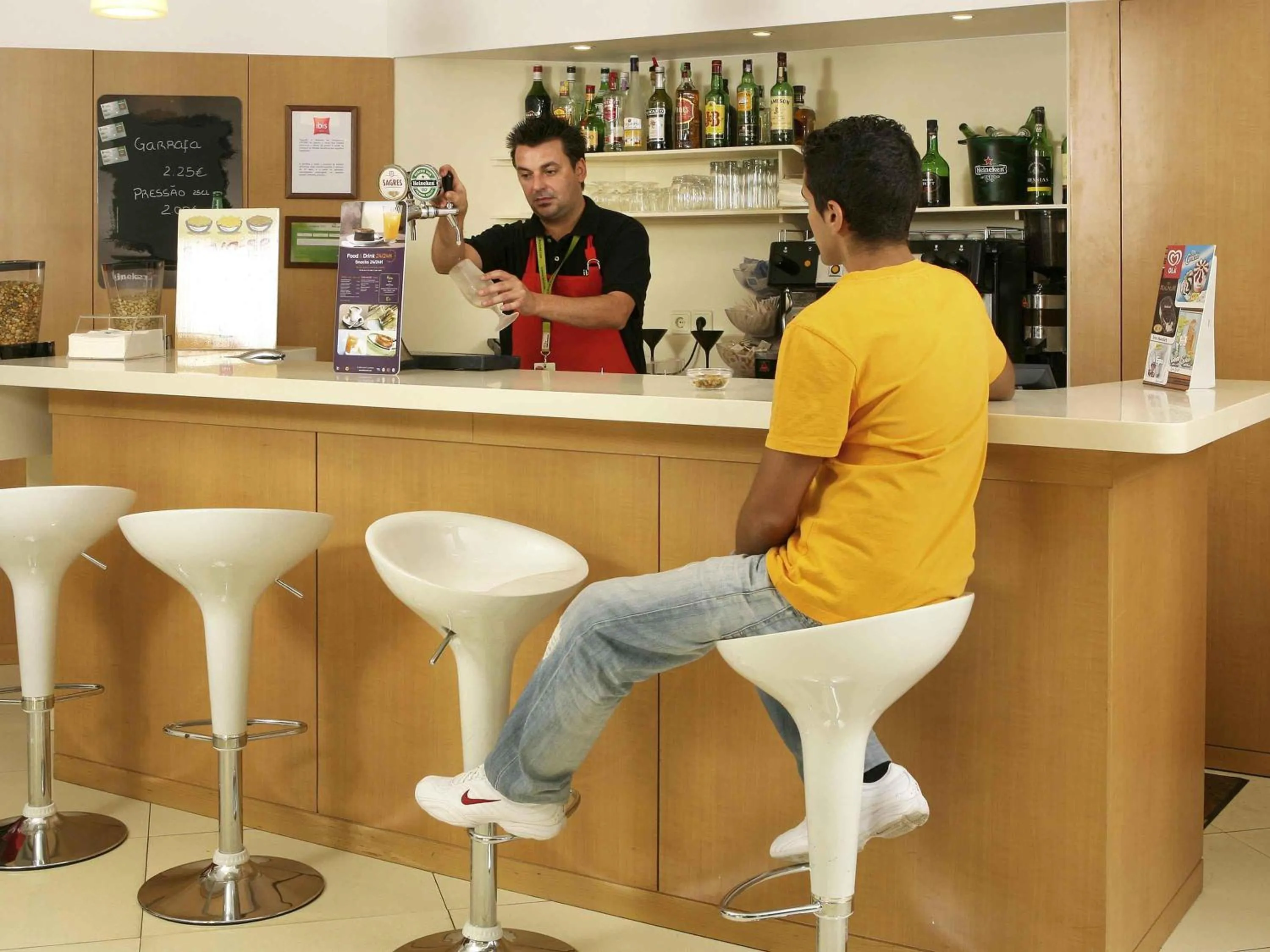 Lounge or bar in Hotel ibis Setubal