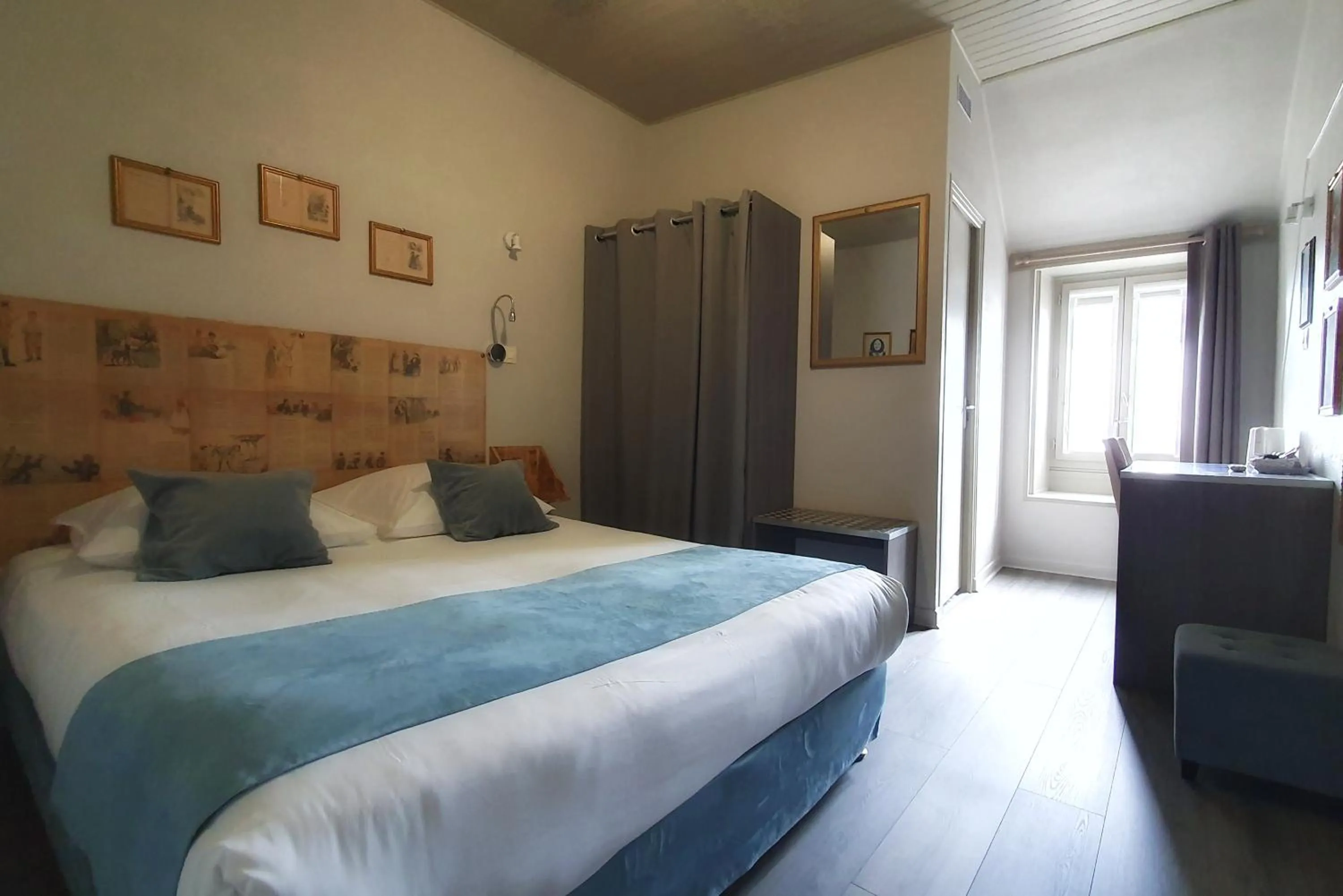 Photo of the whole room, Bed in Hôtel Mille et une Feuilles
