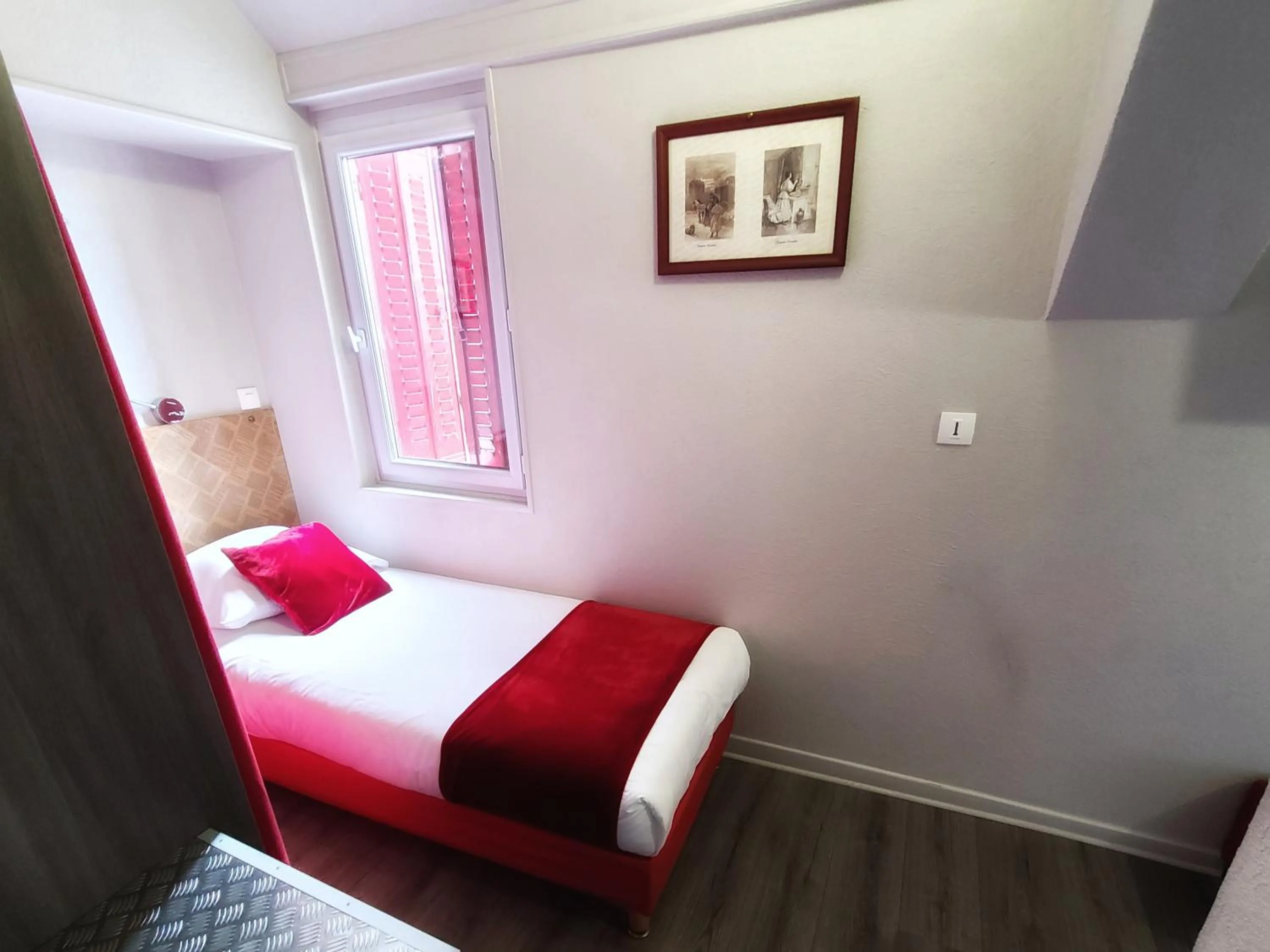 Photo of the whole room, Bed in Hôtel Mille et une Feuilles