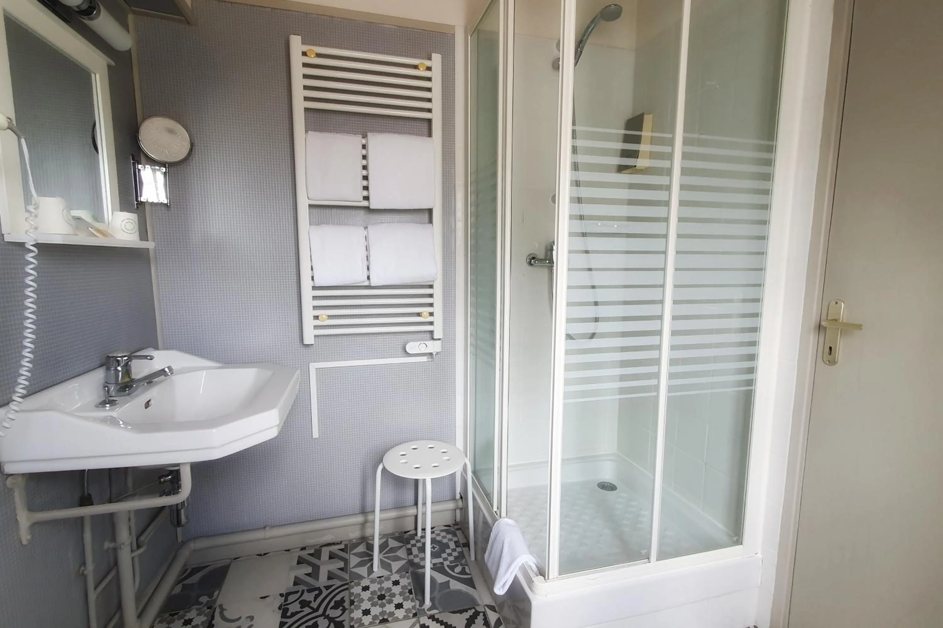 Shower in Hôtel Mille et une Feuilles