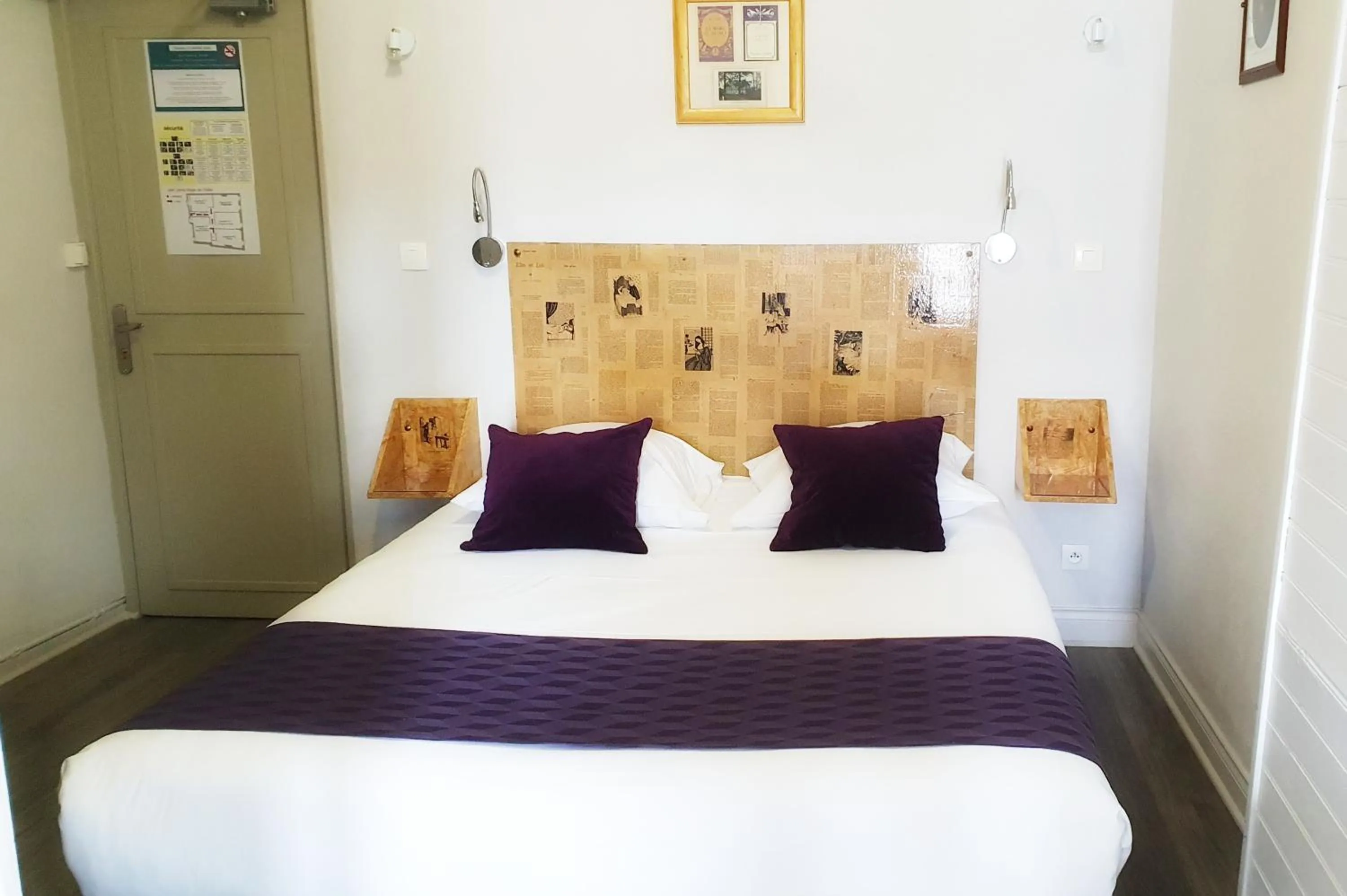 Photo of the whole room, Bed in Hôtel Mille et une Feuilles