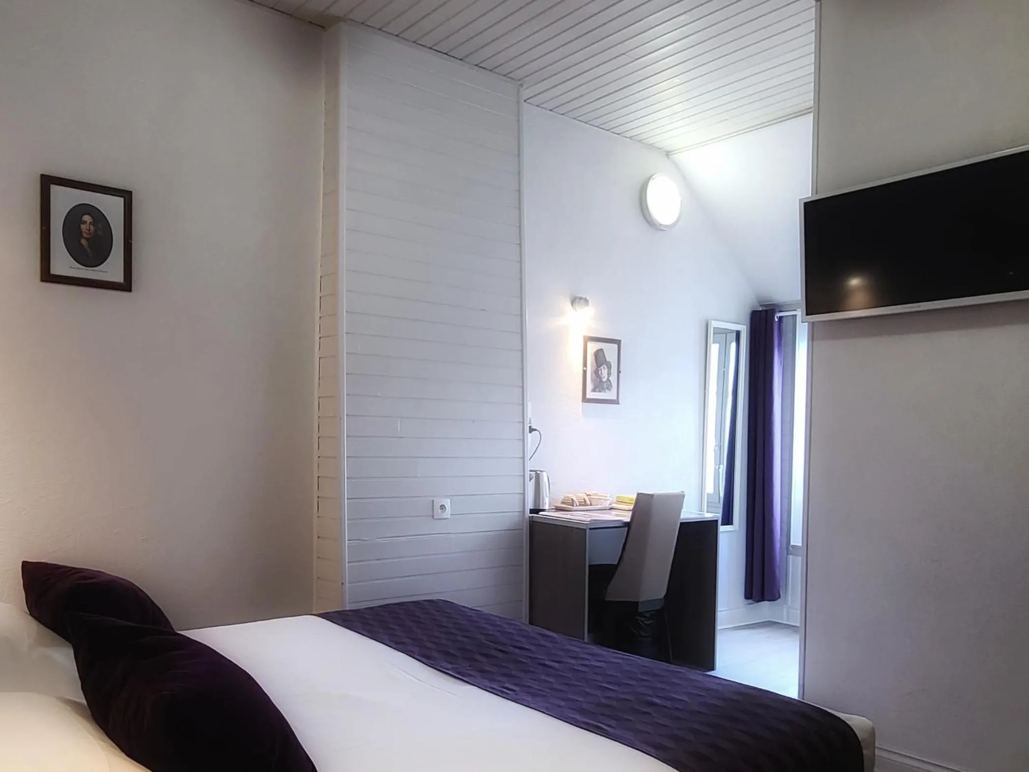 Photo of the whole room, Bed in Hôtel Mille et une Feuilles