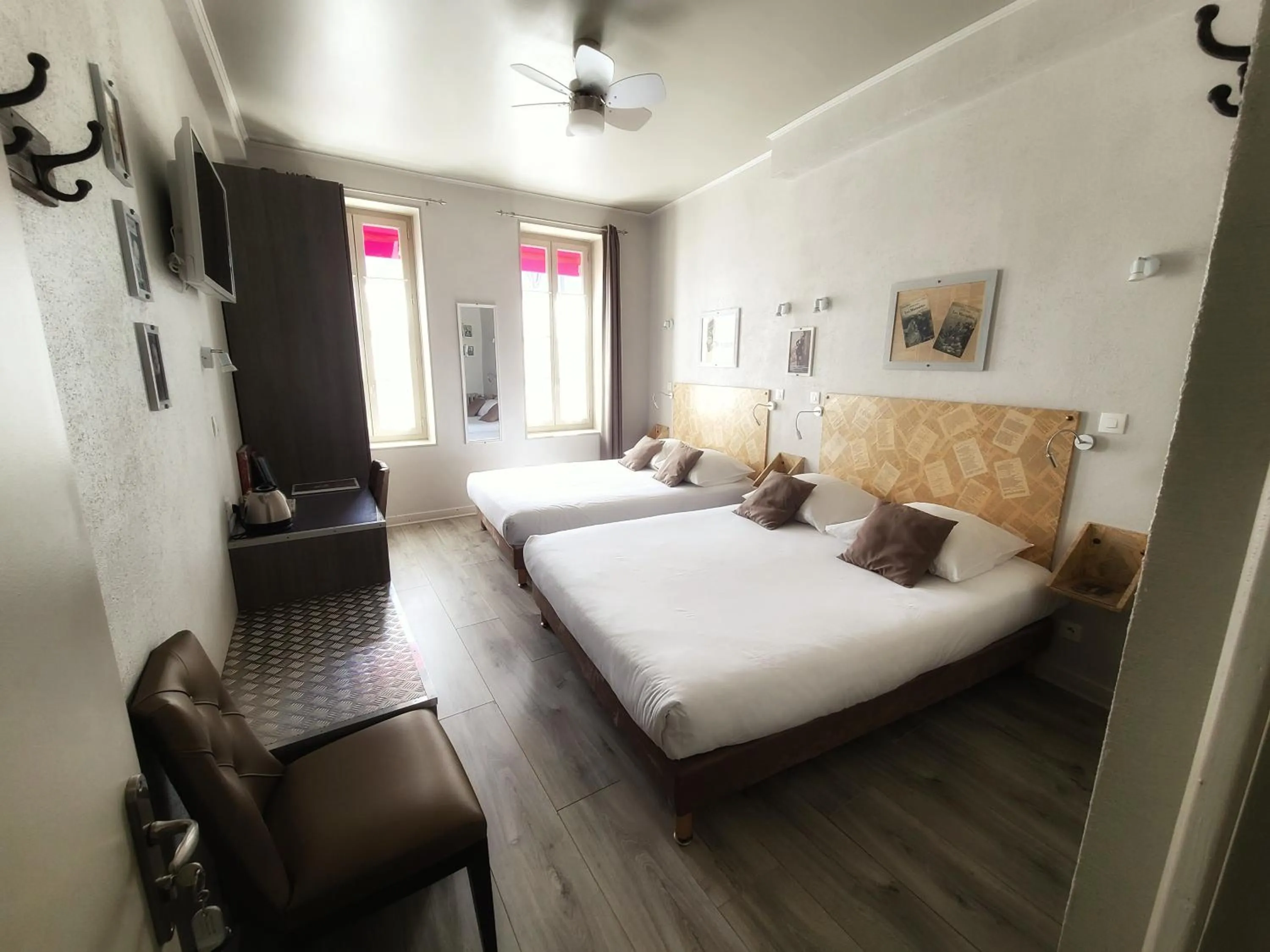 Photo of the whole room, Bed in Hôtel Mille et une Feuilles