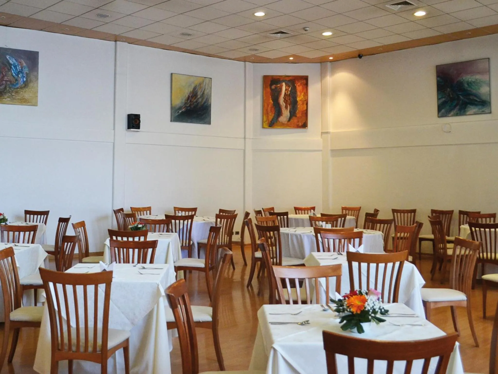 Restaurant/places to eat in Hotel Nippon y Centro de Eventos