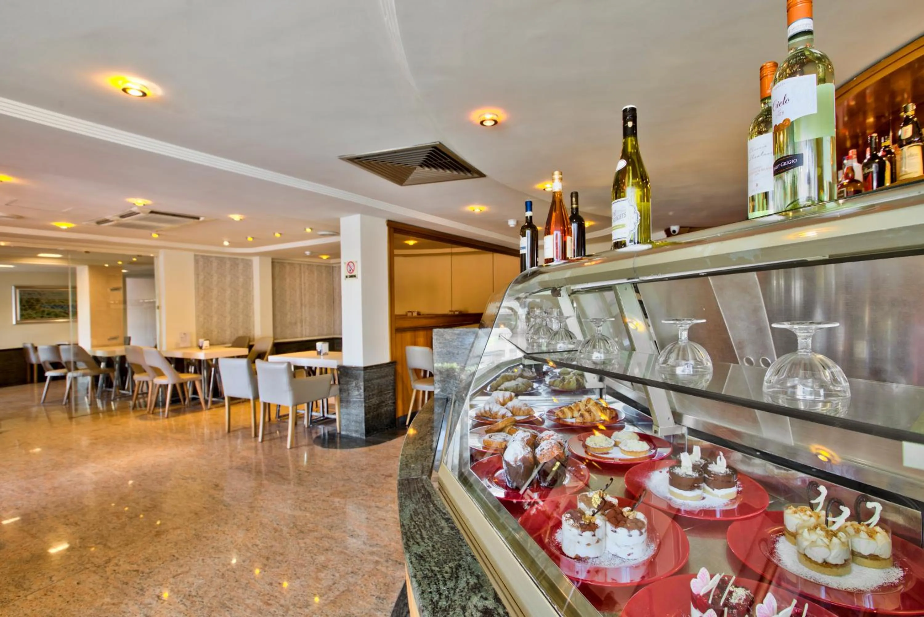 Lounge or bar in Hotel Santana