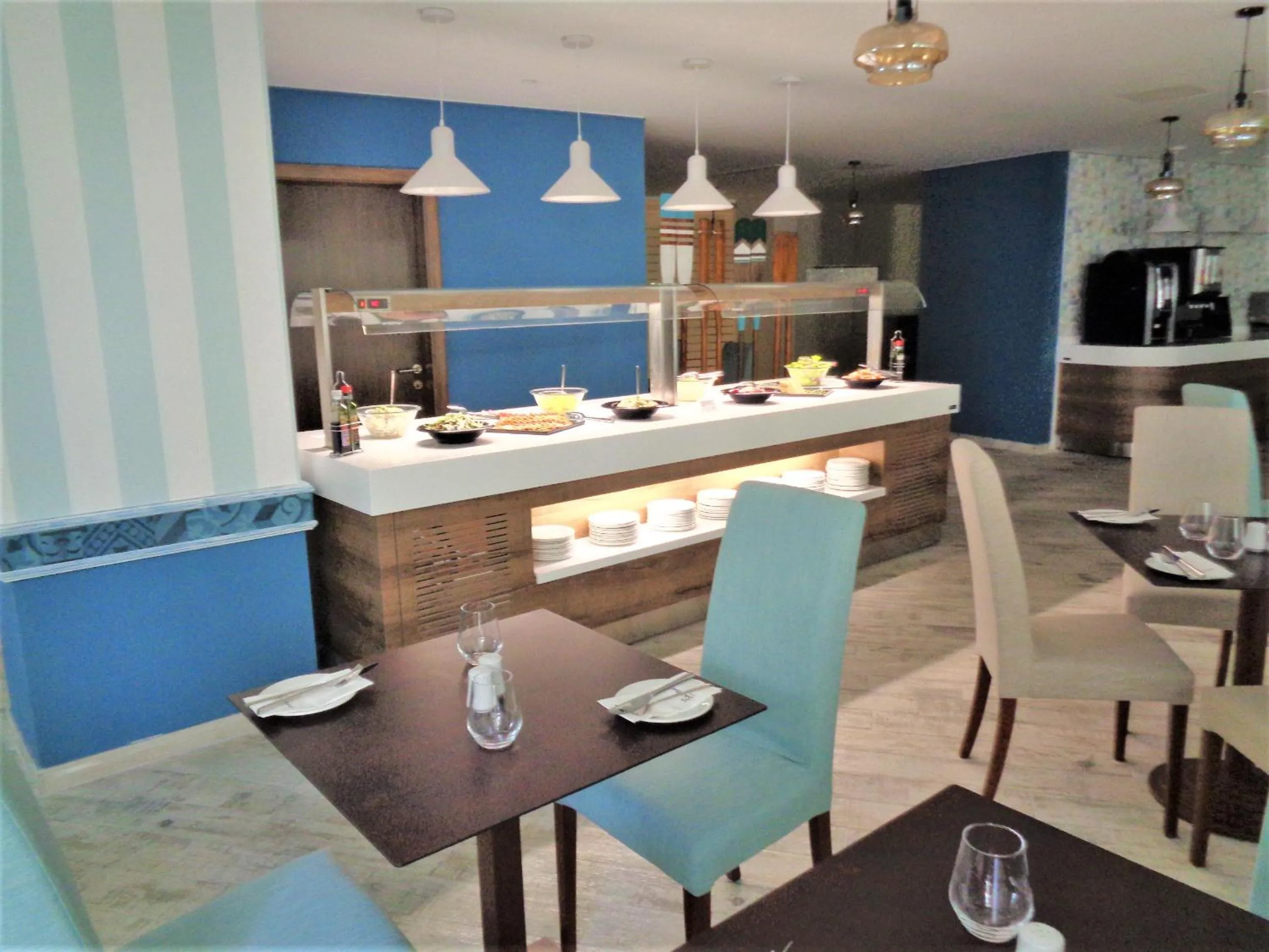 Restaurant/places to eat in Hotel Santana