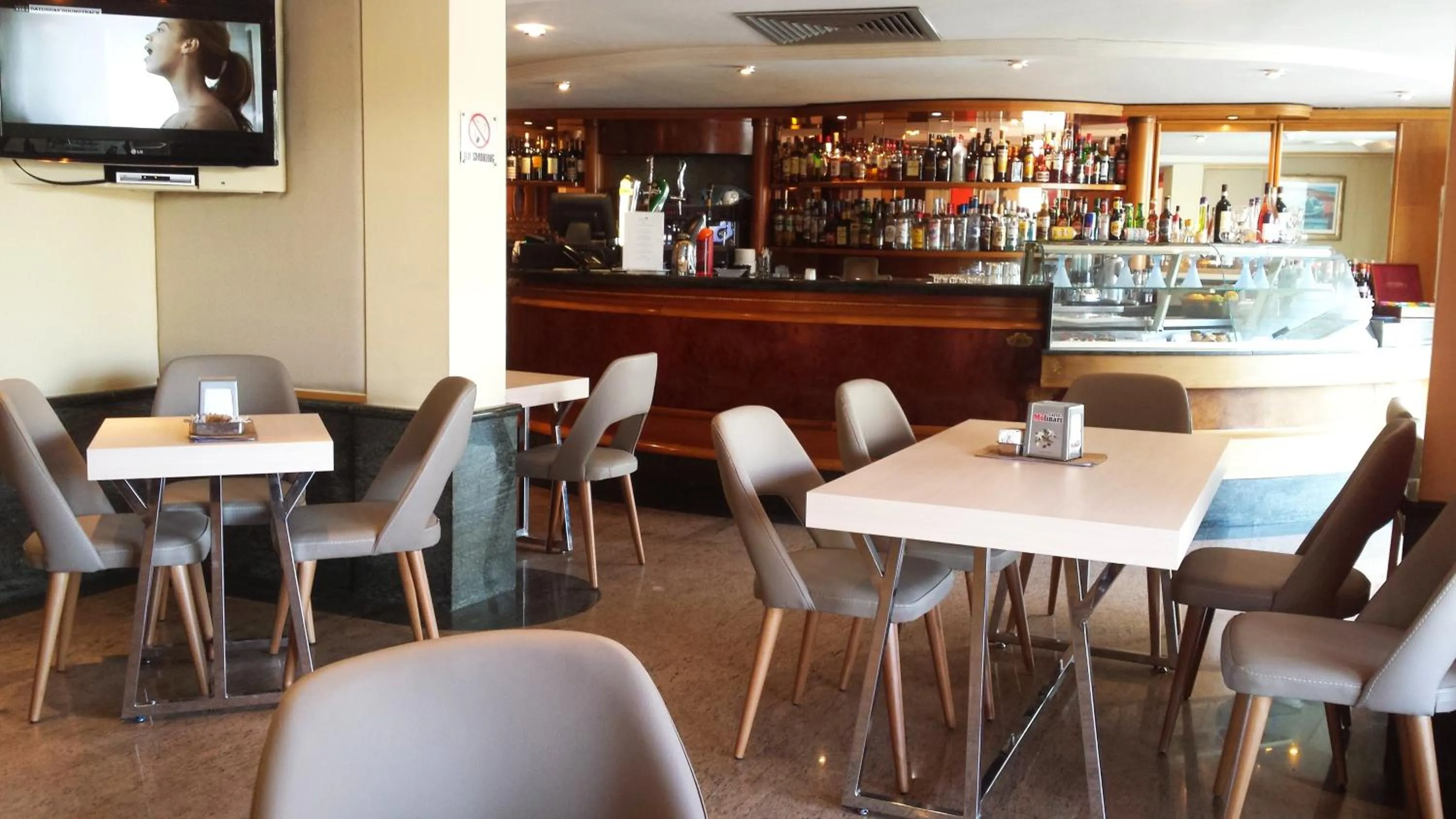 Restaurant/places to eat in Hotel Santana