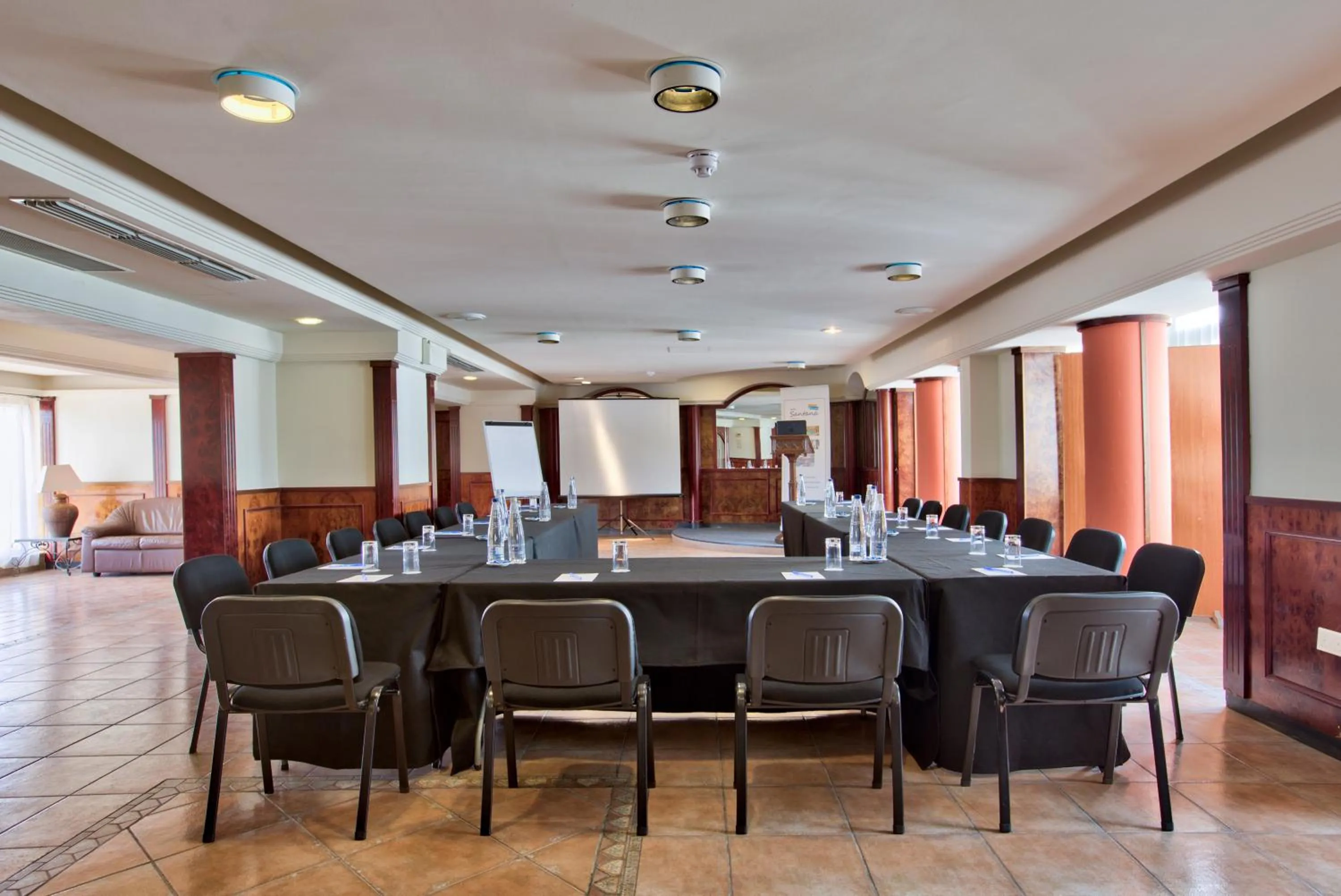 Meeting/conference room in Hotel Santana