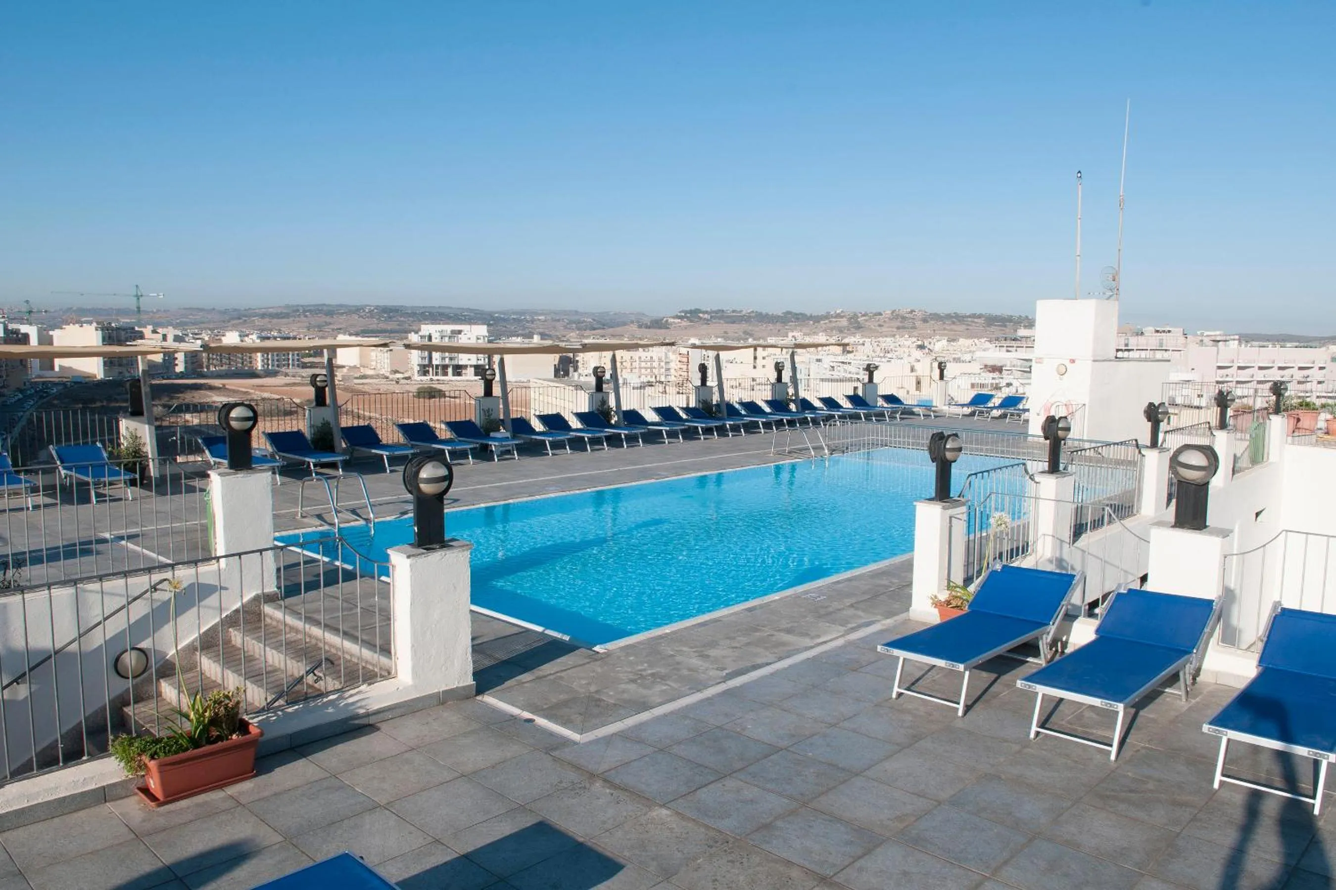 Swimming pool in Hotel Santana