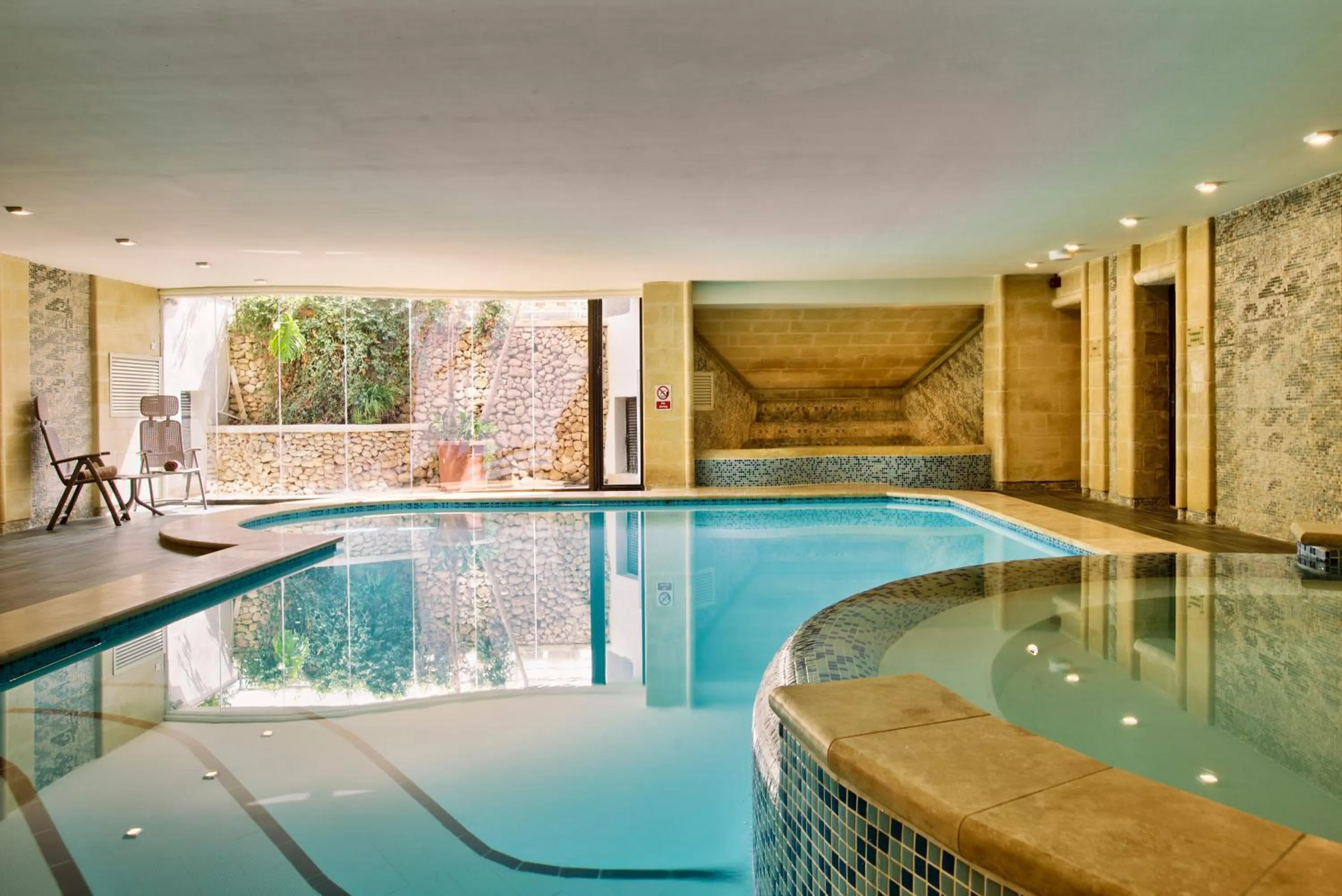 Swimming pool in Hotel Santana