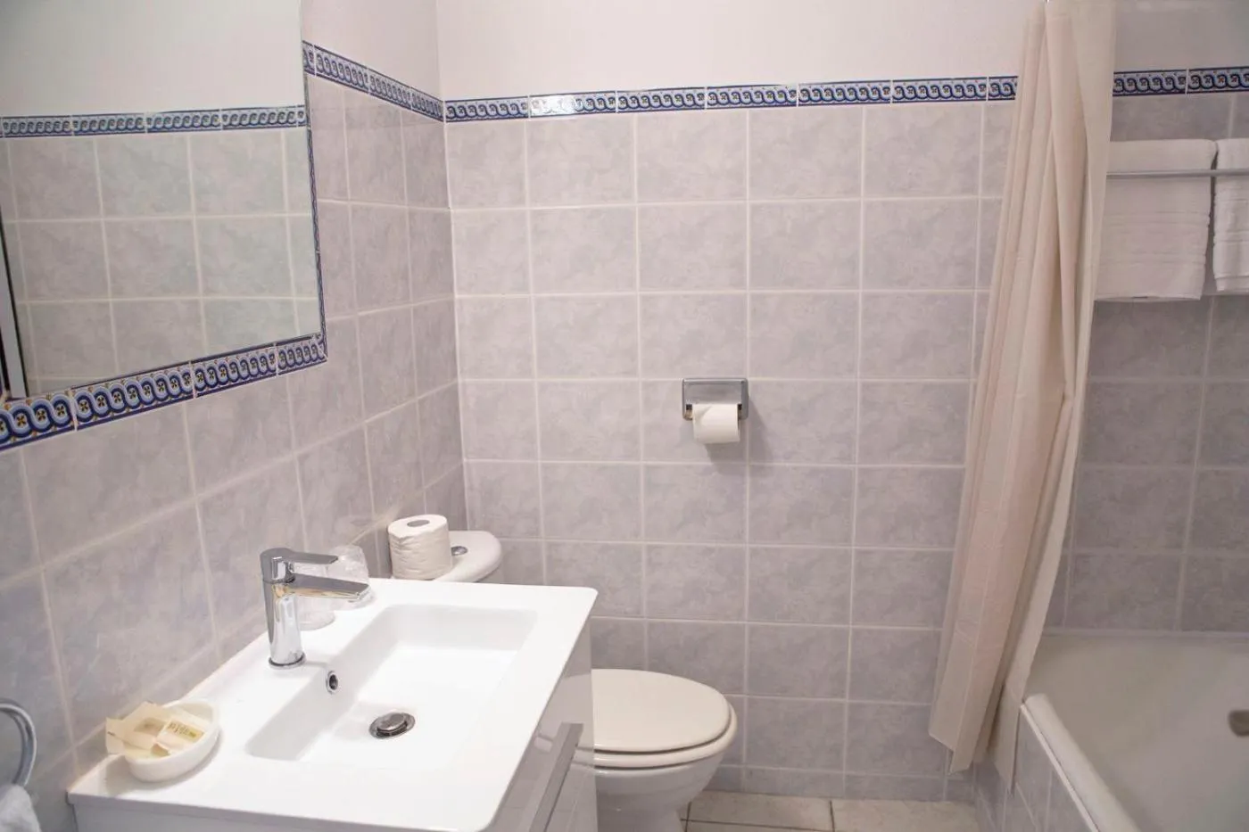 Shower in Logis Hôtel Castel Mouisson