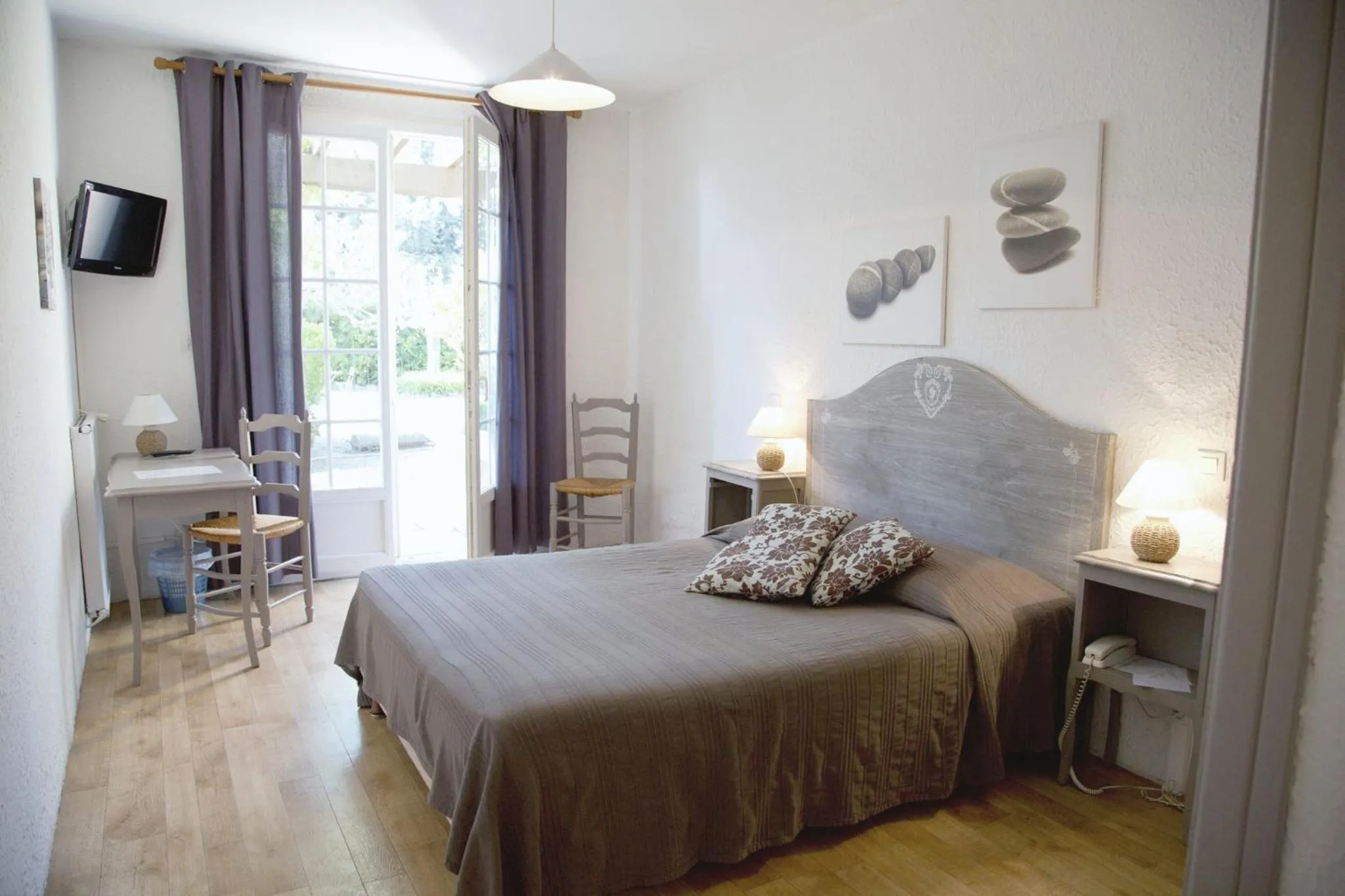 Day, Bed in Logis Hôtel Castel Mouisson