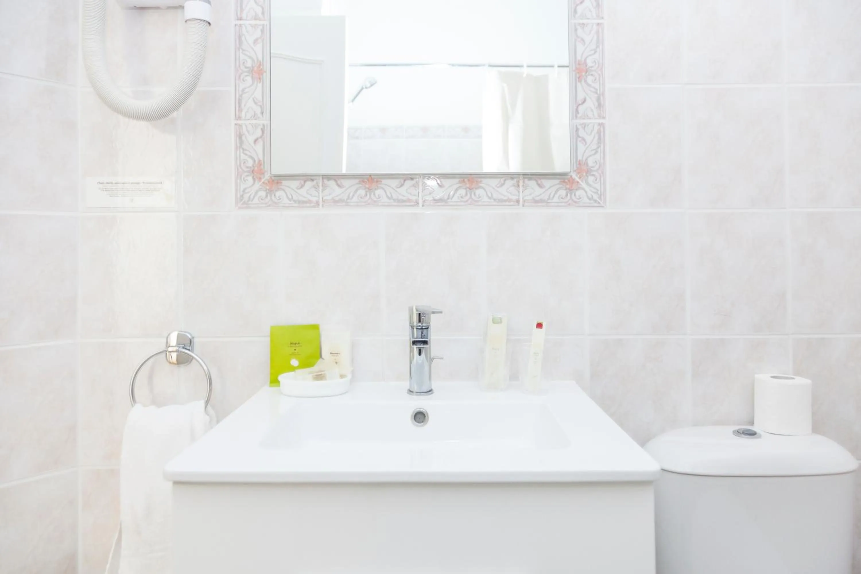 Bathroom in Logis Hôtel Castel Mouisson
