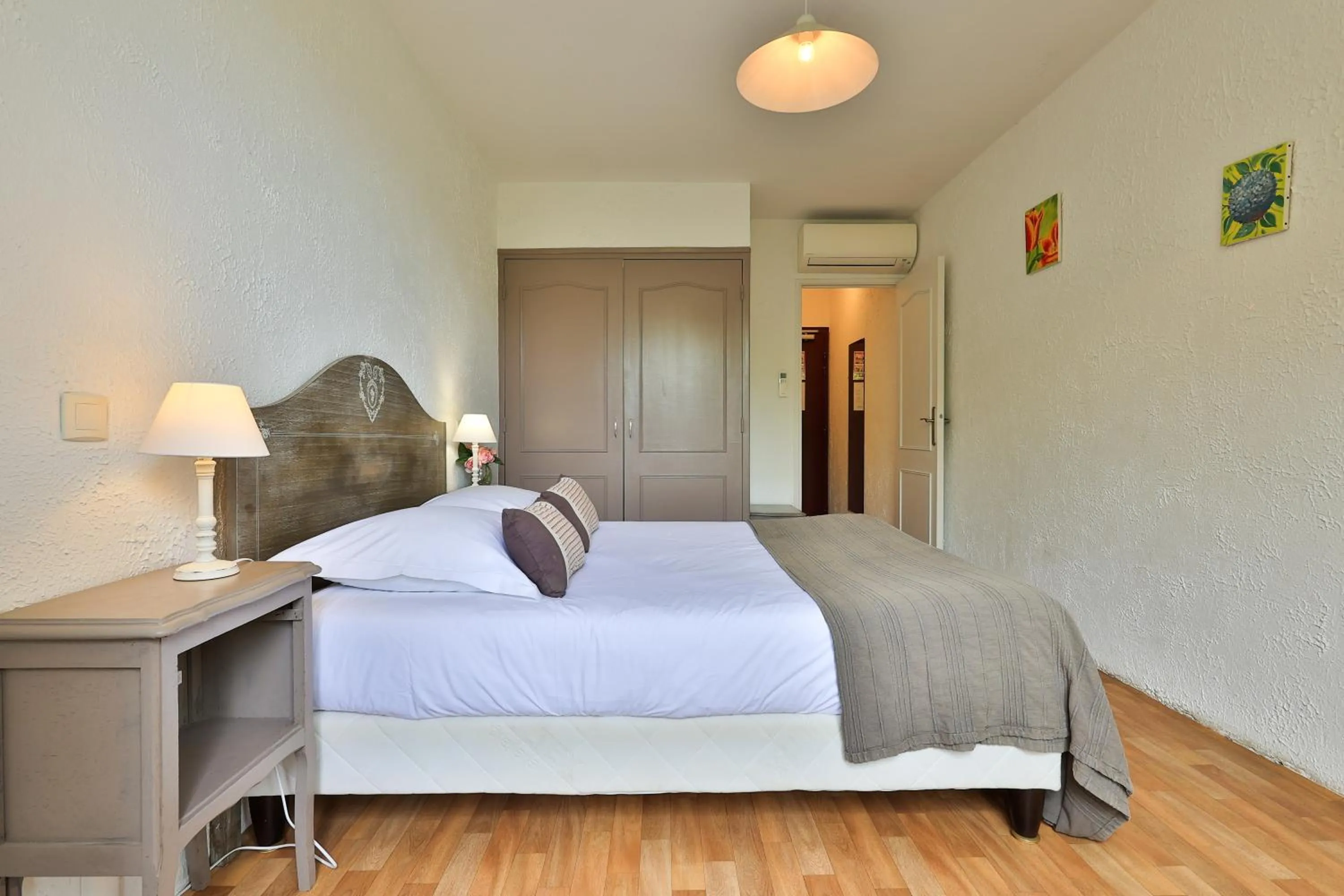 Bed in Logis Hôtel Castel Mouisson