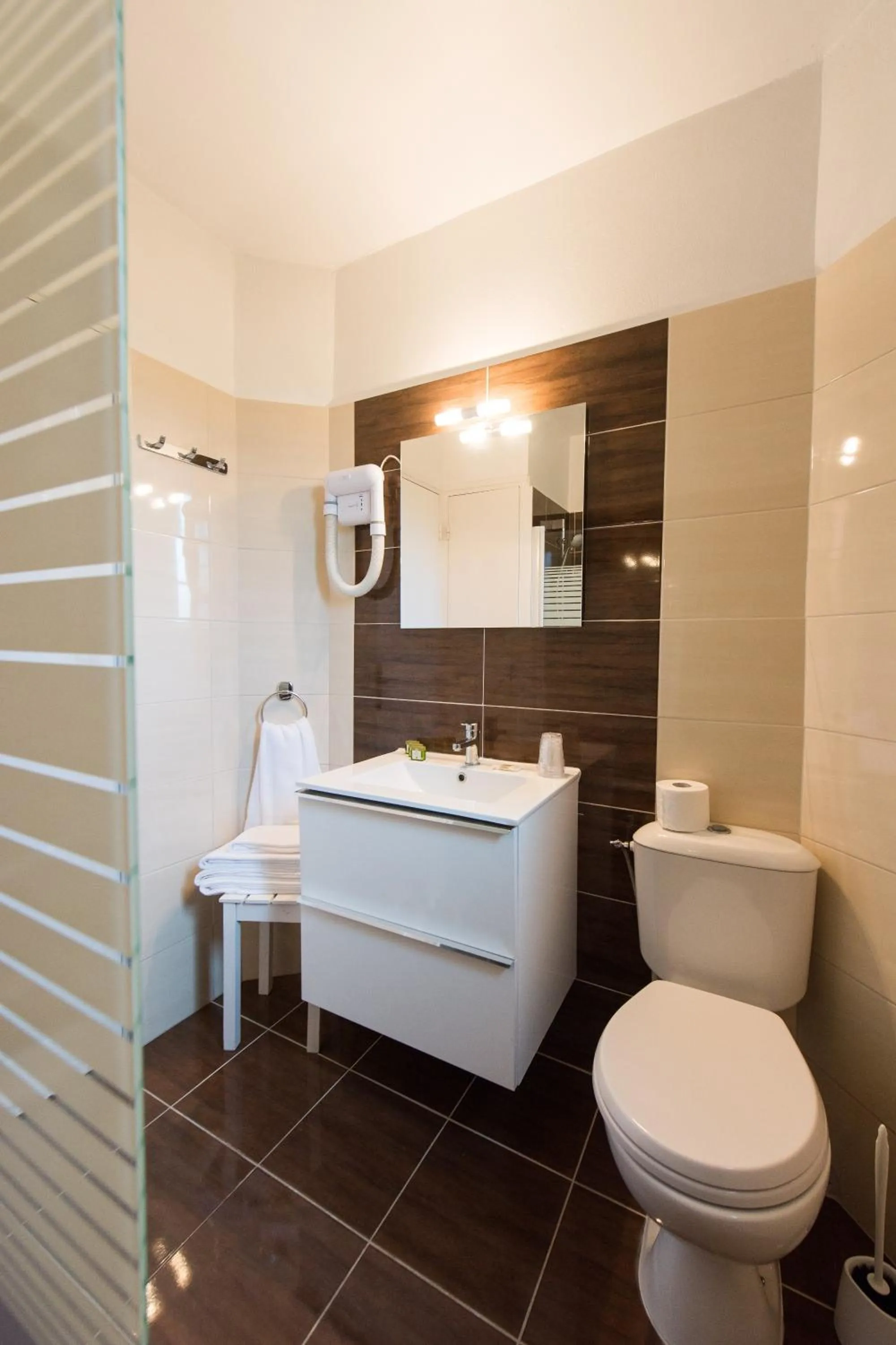 Toilet in Logis Hôtel Castel Mouisson