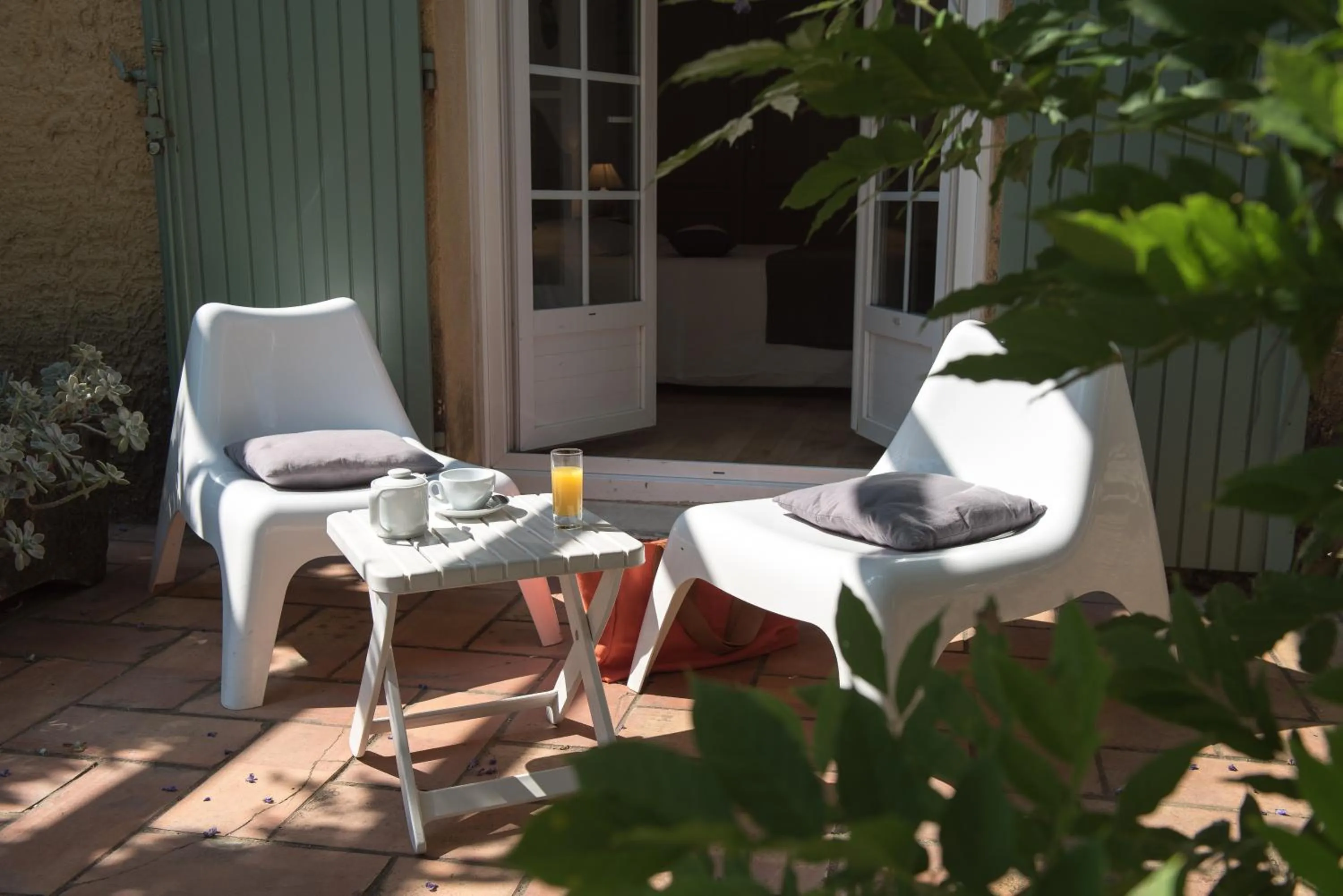 Patio in Logis Hôtel Castel Mouisson