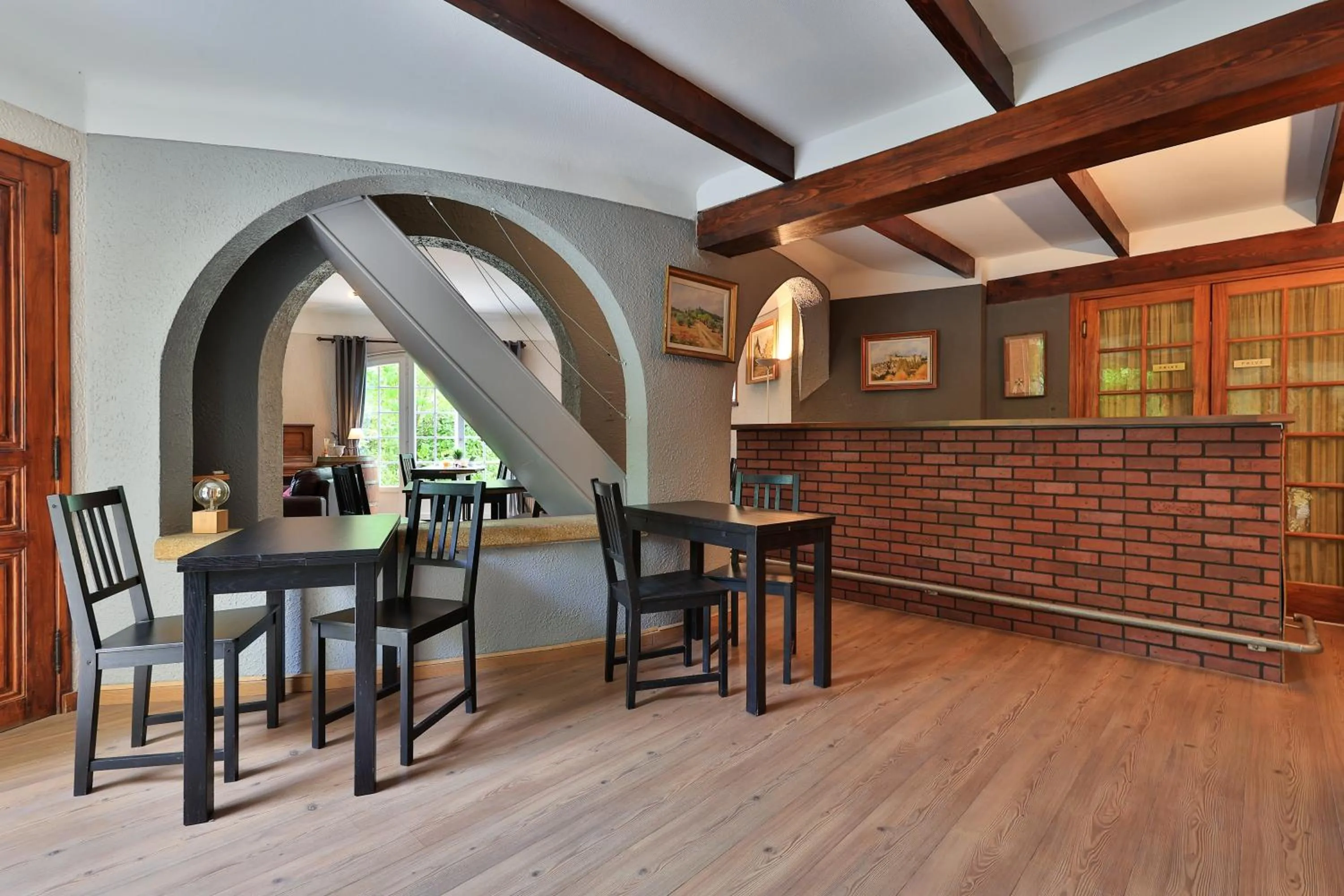 Seating area in Logis Hôtel Castel Mouisson